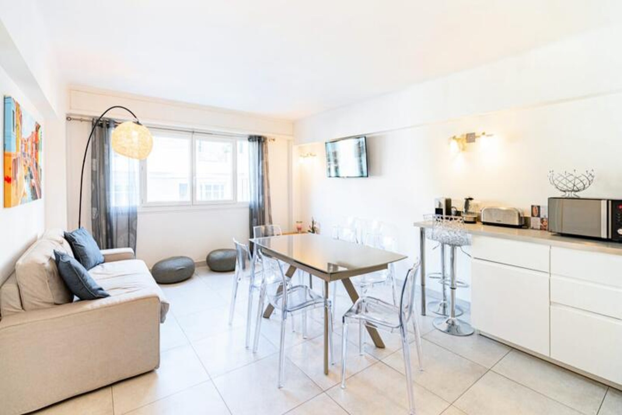 This superb 80 m² apartment, renovated in 2019, offers a spacious and bright living space in the heart of Cannes. With a large living room and an open kitchen, it is perfect for families or groups of up to 7 people. The apartment features 3 bedrooms, each with ample storage and a workspace, making it ideal for both relaxation and business. Two modern bathrooms, one equipped with a washing machine and dryer, provide added convenience during your stay.

The apartment’s central location puts you close to all the action. Enjoy the nearby shops, cafes, and restaurants or take a stroll along the Croisette and experience Cannes' beautiful beaches and glamorous atmosphere. Whether you’re attending the Cannes Film Festival, shopping, or enjoying the Mediterranean lifestyle, this apartment offers the best of both convenience and luxury.

Located just 1 minute from Rue d'Antibes and 2 minutes from the famous Croisette, this apartment offers the perfect base for exploring Cannes. It is fully equipped with air conditioning, Wi-Fi, HD TV, comfortable bedding, and kitchen essentials including a microwave, dishwasher, kettle, and toaster. Bed linens and towels are provided, ensuring a comfortable and hassle-free stay.