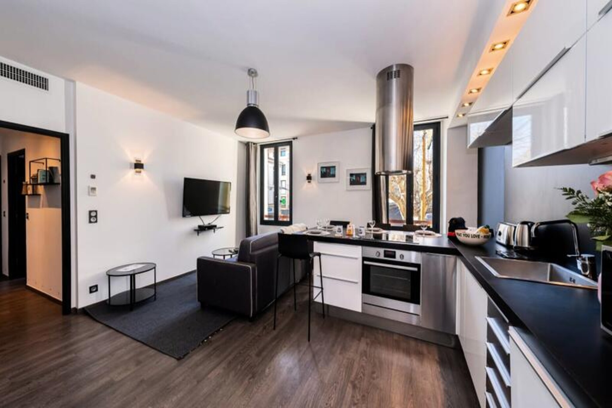This beautifully refurbished 60 m² apartment offers a modern and optimised layout, ideal for both holidays and conferences. Located just 150 meters from the SNCF train station and 200 meters from the Croisette, it is perfectly situated in the heart of Cannes.
Shops, cafés, and the famous Rue d'Antibes with its luxury brand names are all just steps away, as are the beautiful beaches of the Croisette. This central location ensures easy access to everything Cannes has to offer, from the lively markets to the glamorous waterfront and cultural landmarks.The Palais des Festivals is approximately 500 meters away, making this a prime location for event-goers and tourists alike. The apartment, situated on the first floor, overlooks the charming Provencal market on Place Gambetta and the surrounding shops, adding to the lively atmosphere of the area.
The apartment features a spacious main room with a 2-seater sofa bed, large flat-screen TV, and a fully equipped open-plan kitchen with all the necessary appliances for a comfortable stay, including a dishwasher, oven, induction hob, and coffee maker. There are two cozy bedrooms, each with two single beds (or a double bed on request) and their own en-suite bathrooms with walk-in showers, double washbasin units, and heated towel rails. Additional amenities include free unlimited WiFi, air conditioning, and a washing machine with dryer.