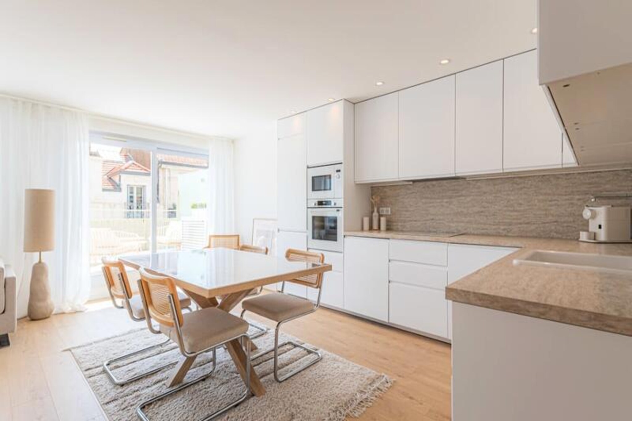 This newly renovated apartment offers a perfect blend of elegance and comfort, ideal for both business and leisure stays. Located in a luxury residence in the heart of Cannes, you'll find yourself just steps away from the prestigious Rue d'Antibes and a short 5-minute walk from the iconic Boulevard de la Croisette. The Palais des Festivals, home to the famous Cannes Film Festival, is only a 10-minute walk away, making this apartment an ideal base for both tourists and business travelers.
The spacious apartment features a bright living room that opens onto a large sunny terrace, perfect for enjoying the Mediterranean climate. It includes a fully equipped kitchen and two bedrooms, each with its own en-suite shower room. One bedroom is furnished with a double bed, while the second offers two single beds that can be combined into a double. A convertible sofa in the living room accommodates up to six guests in total.
The apartment's prime location puts you within easy reach of Cannes' top attractions. Explore the luxury boutiques on Rue d'Antibes, relax on the glamorous beaches along the Croisette, or stroll through the historic old town of Le Suquet. The nearby Lérins Islands offer a peaceful escape, while the Esterel Massif is perfect for hiking and stunning views of the coastline.