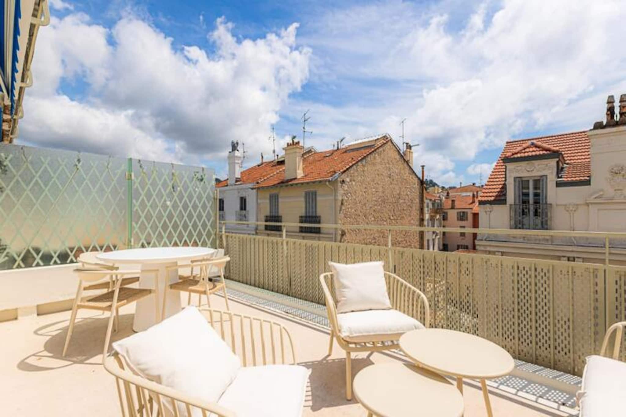 Renovated 2 Bedroom Apt in Cannes