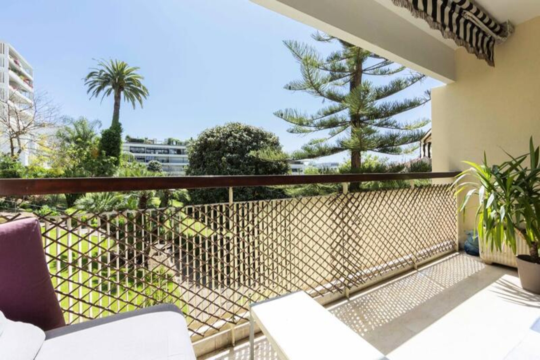 This spacious and luminous two-room apartment is nestled in a prestigious residence in the heart of Cannes, offering the ultimate convenience for your stay. Just an 8-minute walk from the iconic Palais des Festivals and 6 minutes from the stunning Croisette beaches, this prime location allows you to explore everything on foot.
Surrounded by the vibrant atmosphere of Rue d’Antibes, you’ll find a wealth of shops, restaurants, and cafés at your doorstep. Cannes train station and the airport shuttle to Nice are also just a short walk away, ensuring seamless connectivity.
The apartment comfortably accommodates up to four guests. The living room is bathed in natural light, featuring a cozy sofa bed, a TV, a dining area, a desk, and a coffee table for relaxation or work. The separate bedroom boasts a spacious wardrobe, perfect for storing all your essentials. A fully equipped kitchen includes an espresso and filter coffee machine, as well as a variety of appliances for preparing meals. The bathroom and WC complete this well-appointed space. Located on the second floor with elevator access, this apartment combines comfort, style, and convenience for an unforgettable stay in Cannes.