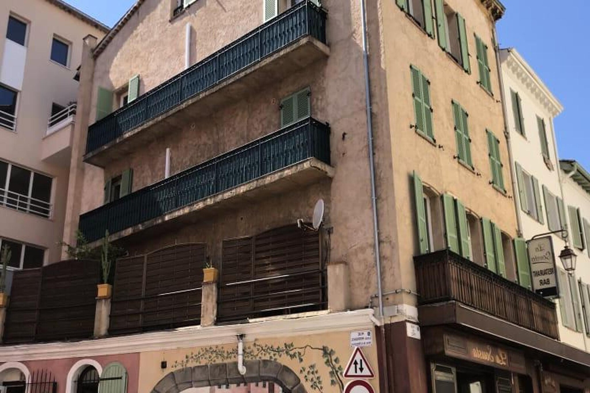 This bright studio with a beautiful sea view is perfect for up to 4 people, offering a comfortable stay in the heart of Cannes. The studio is designed with convenience in mind, featuring a spacious entrance with plenty of storage. The main room includes a cozy bedroom area with a double bed and a living area with a sofa bed, creating a flexible space for relaxation or work. The dining table also doubles as a workspace. A fully equipped closed kitchen includes modern appliances, including a Magimix Nespresso coffee machine, making it ideal for those who prefer cooking during their stay.
Located just a 10-minute walk from the Palais des Festivals and the nearest beach, this studio is in the ideal spot for those wishing to experience the vibrancy of Cannes. It’s also close to the famous Rue d'Antibes, known for its shops, restaurants, and cafes, as well as the glamorous Croisette. A short 5-minute walk will take you to the shuttle service to Nice Airport, making travel easy. The historic Old Port and the Forville Market are just a few minutes away, offering a taste of local life with fresh produce and flea market treasures.
The studio is also perfect for those who enjoy the nightlife, with numerous bars and restaurants nearby. The area has a unique local charm, with residents and visitors mingling at cafes and markets, making it a vibrant spot to relax and explore. For those with a car, private parking is available at a nearby location. Whether you’re visiting for business or leisure, this studio offers a welcoming, central base for your Cannes stay.