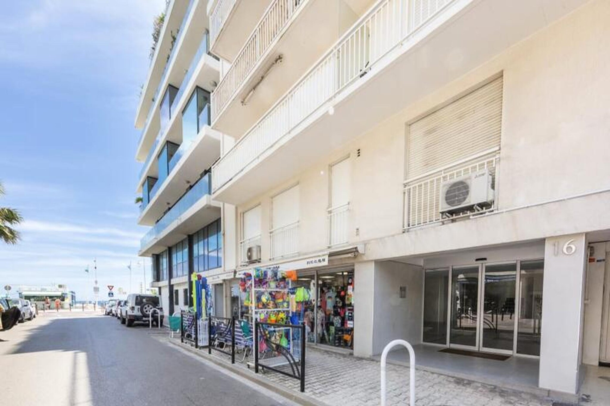 This modern apartment accommodates up to four people and is located in a secure residence in the prestigious Palm Beach district of Cannes. It features two bedrooms: one with a double bed (160 cm) that opens onto a sea-view terrace and another with two bunk beds (90 cm). The property includes a bright living room, a fully equipped American kitchen, a bathroom with a separate toilet, and a furnished terrace perfect for relaxing or enjoying meals. Guests will appreciate the convenience of complimentary amenities such as Wi-Fi, air conditioning, a washing machine, dryer, dishwasher, and essential items like towels and bed linen.
Positioned just 30 meters from the sea, the apartment boasts an exceptional location between Croisette Mer and Moure Rouge Mer. It is only 80 meters from La Croisette's glamorous beaches and a short 18-minute walk from the bustling Rue d’Antibes. Public and family beaches, a sailing school, and shops are steps away, offering plenty of activities and conveniences. Bus stops within 30 meters of the residence provide quick access to central Cannes, while the Cannes SNCF train station is a 10-minute drive away.
The property offers additional amenities to make your stay seamless, such as a terrace with deck chairs and a breakfast table, a TV, ironing equipment, and a hairdryer. Guests also have access to concierge services like shuttle arrangements or activity planning.