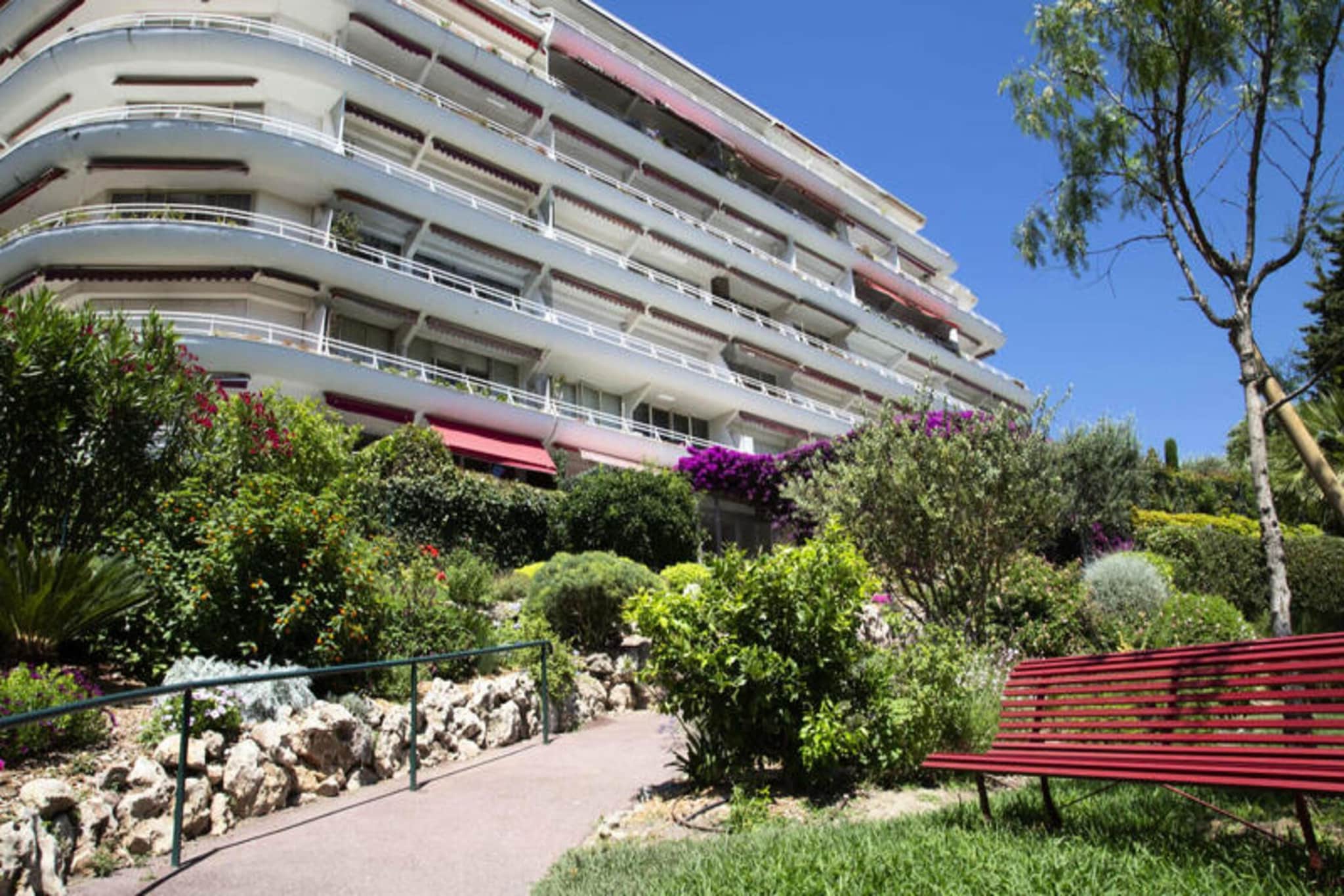 This quiet, air-conditioned apartment in Cannes offers 105 m² of comfortable living space with an open view of the sea and hills. Just a 5-minute walk from the city center and Rue d'Antibes, and 7 minutes from the Croisette and its beaches, it features three bedrooms and can accommodate up to 6 people. The apartment includes two bathrooms, a dressing room, and a large living room with 45 m² of space. The secure residence has video surveillance and private access to the garden. The terrace is equipped with a breakfast table and deckchairs, offering magnificent sea views.
The exceptional location allows easy access to all amenities. The Palais des Festivals is a 12-minute walk away, and the Cannes train and SNCF bus stations are just a 10-minute walk. The Montfleury district is quiet, close to a new sports complex, an outdoor swimming pool, and a bamboo garden. Shops, restaurants, and the famous Croisette are within a short walk. Enjoy a luxurious stay with high-end services and convenient access to the best of Cannes!
The apartment is well-furnished with amenities such as a TV, WiFi, washing machine, dishwasher, microwave, Nespresso machine, ironing board, and hair dryer. The fully equipped kitchen and the terrace with sea views add to the charm of this accommodation. Shared parking is available within the residence grounds. Check-in is between 3 p.m. and 8 p.m., and private concierge services are available upon request.