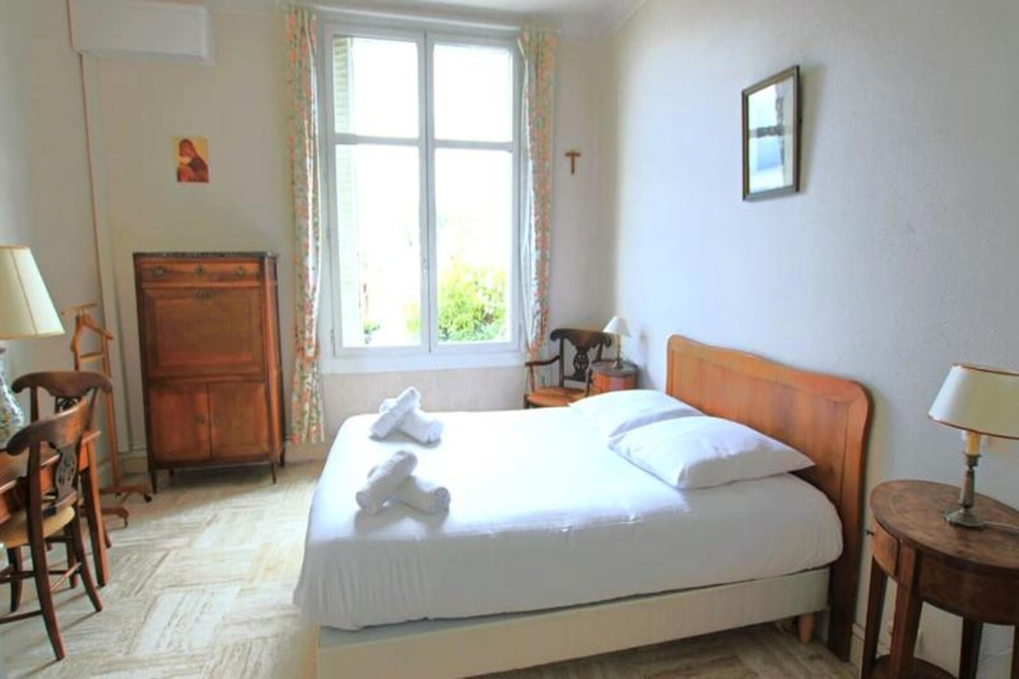 This spacious, air-conditioned apartment of 145 m² offers a prime location just 6 minutes from the city center and 2 minutes from the beach. With private access to the seaside, beaches, and nearby restaurants, the apartment provides a perfect setting for a relaxed and convenient stay. Boasting three bedrooms, two bathrooms, and a large living room that can accommodate up to six guests, it’s designed for comfort and style. The living area opens onto a furnished terrace with a magnificent sea view, featuring a dining table, lounge sofa, and deck chairs for enjoying the scenery.
The apartment is well-equipped with modern amenities, including a fully equipped kitchen, TV, Wi-Fi, washing machine, and dishwasher. The three bedrooms consist of a sea-facing double room, a room with two single beds, and another room with two single beds. Additional facilities include a shower room, a bathroom with a toilet, and a separate toilet. Guests can relax in the private garden, which also offers sea views, or enjoy direct access to the seaside avenue and beaches.
Nearby attractions include the Forville Market, where you can explore fresh produce, seafood, and local specialties, and the historic Le Suquet, Cannes’ old town. The vibrant Rue d'Antibes, known for its shopping and dining, is just a short walk away, and the Palais des Festivals is also within walking distance. The apartment’s location offers easy access to the Croisette, luxury boutiques, and the beautiful Cannes beaches, making it an ideal base for exploring the city and beyond.