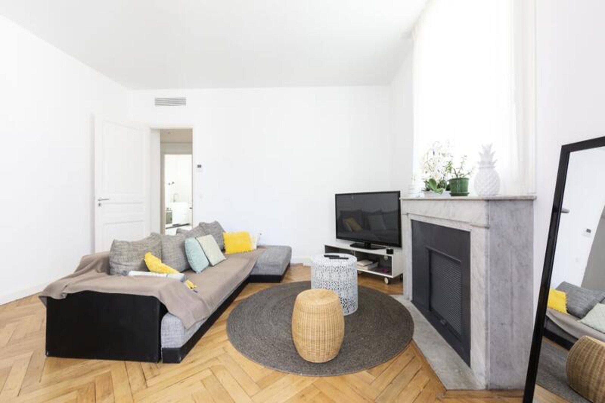 A fully equipped and air-conditioned apartment, ideally located in the heart of Cannes, offers a comfortable and convenient stay for up to 4 people. This apartment features two bedrooms: one with two single beds (which can be combined to form a king-size bed) and the other with two single beds and a sofa bed. The spacious living room, furnished with a dining table, opens onto a balcony perfect for enjoying breakfast outdoors. The apartment also includes a fully equipped kitchen with a dining area, a separate shower room, and a separate toilet. Additional amenities include TV, Wi-Fi, air conditioning, a washing machine, and an ironing board.
Perfectly situated just 200 meters from the famous Croisette, this apartment offers an exceptional location, allowing guests to explore Cannes easily on foot. The Palais des Festivals is only a 7-minute walk away, making this property ideal for those attending events or festivals. The surrounding area is rich with shops, restaurants, cafes, and entertainment options, including the renowned Rue d'Antibes. A supermarket is located just 60 meters from the apartment, and luxury boutiques, palaces, beaches, and restaurants along the Croisette are just a short stroll away. Additionally, Cannes train station and bus stops are within walking distance, providing easy access to transportation.
Guests will enjoy high-end services and a rare quiet environment in the bustling city center. The apartment includes all necessary amenities such as bed linen and shower towels, which are included in the rental price. For added convenience, the host, who resides in Cannes, is available by phone or in person for any questions or issues during the stay. Check-in is from 4 pm to 8 pm, with arrangements for independent check-ins available after 8 pm. The property’s prime location, combined with the host’s attentive service, ensures a comfortable and memorable stay in Cannes.