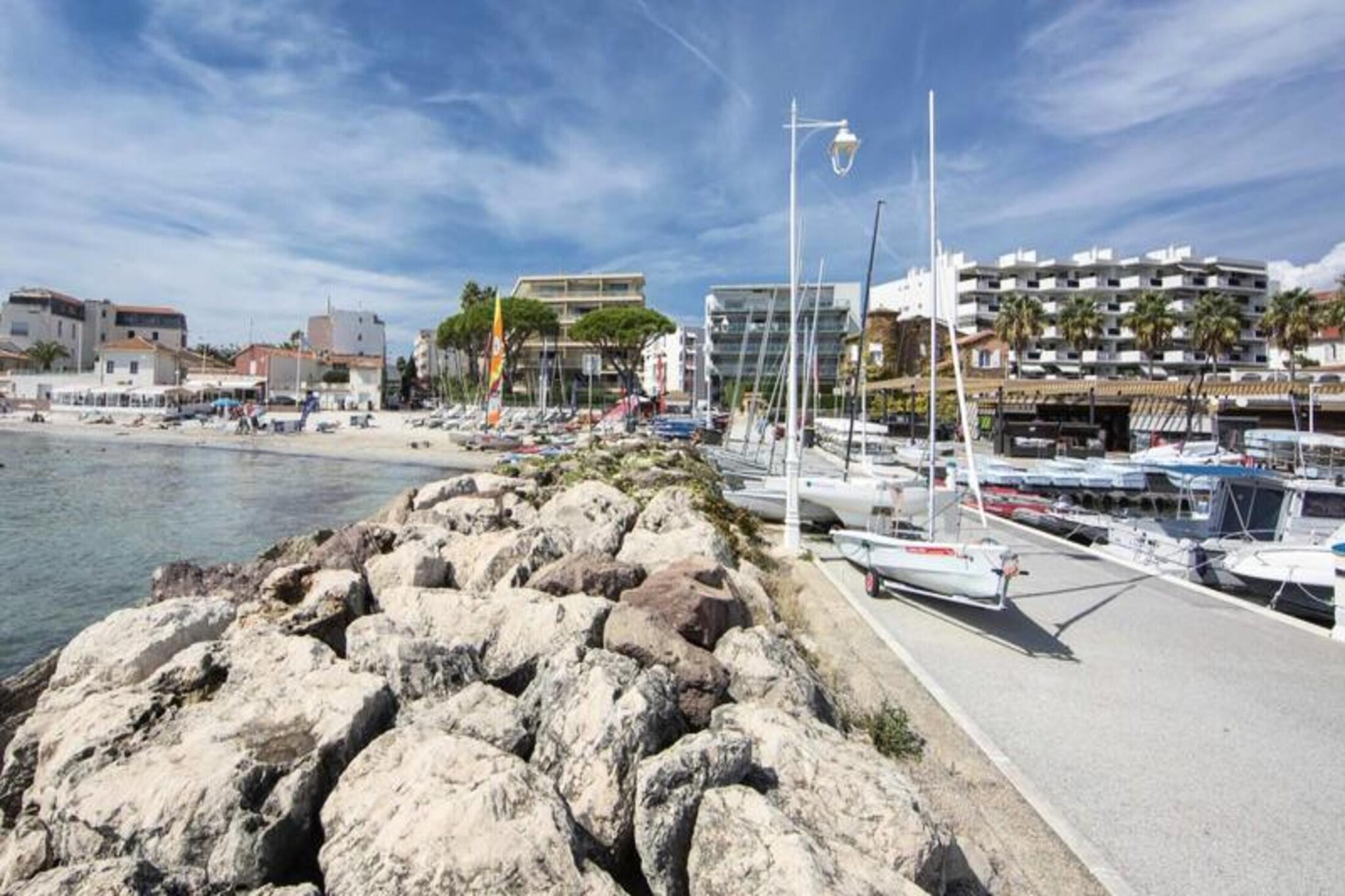 This elegant apartment, accommodating up to four guests, is perfectly situated in Cannes' prestigious Palm Beach district, directly facing the serene beaches of Moure Rouge and just 200 meters from the iconic Croisette. Offering breathtaking sea views from its spacious terrace, this fully air-conditioned retreat combines comfort with sophistication. The residence features two bedrooms—one with a double bed and another with bunk beds—making it ideal for families or small groups. A bright living room, modern kitchen, and well-equipped bathroom ensure a comfortable stay, while amenities like Wi-Fi, a flat-screen TV, and air conditioning enhance convenience.

The location is a haven for beach lovers and culture enthusiasts alike. Stroll to the vibrant Place de l'Étang, known for its lively pétanque ground and charming eateries, or enjoy watersports at the nearby sailing school. The bustling Croisette, with its luxury boutiques, gourmet restaurants, and private beaches, is a short walk away, offering endless opportunities for leisure and indulgence. For a taste of local life, visit the nearby fresh market or explore the area's cafés and artisanal shops.

The apartment is just a 15-minute walk from the city center and Rue d’Antibes, a hub for shopping and dining. Public transportation, including bus stops just 80 meters away, provides easy access to Cannes’ main attractions, while the SNCF train station is only a 10-minute drive. Whether relaxing on the terrace, enjoying the local culinary delights, or exploring the glamorous surroundings, this property offers a quintessential Cannes experience.