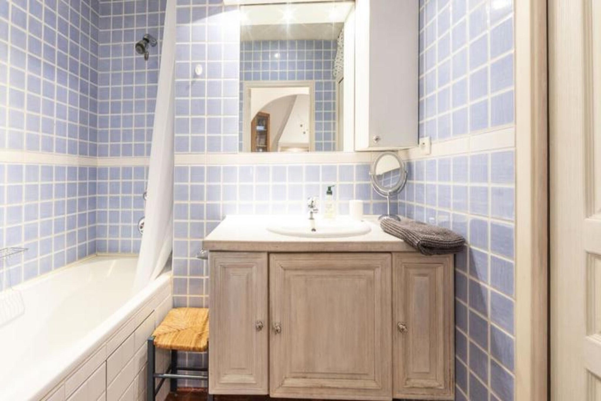 This spacious studio offers a perfect blend of comfort and convenience, making it an ideal choice for both family vacations and business trips. Situated on the second floor of a charming building on Rue Meynadier, the apartment is designed for practicality and ease. It features an entrance hall with a cupboard, a separate toilet with a sink, a bathroom with a bathtub, and a fully equipped open kitchen. The living room includes a dining table for four, a TV (with Netflix access), and two pull-out beds, while the open bedroom area boasts a double bed and a closet. The apartment is also equipped with air conditioning, internet, a fan, and ample storage space.
Perfectly located, the studio provides easy access to all that Cannes has to offer. For those attending events, it's a short distance from the Palais des Festivals, and the train stations are also within walking distance. Guests can explore the pedestrianized Rue Meynadier, a historic shopping street lined with gourmet addresses, or visit nearby attractions like the Forville market, the Old Port, and the bustling Rue d'Antibes, known for its shops. Just a 10-minute walk away, the Croisette awaits, offering luxury brands, private beaches, and excellent dining options. The train and bus stations are also nearby, making it easy to explore the surrounding area.
The studio is ideally located for both business and leisure travelers, with everything accessible on foot, including the city’s vibrant café and restaurant scene, the iconic Croisette, and the beautiful beaches of Cannes. A free shuttle service is available for convenient transport around the city.