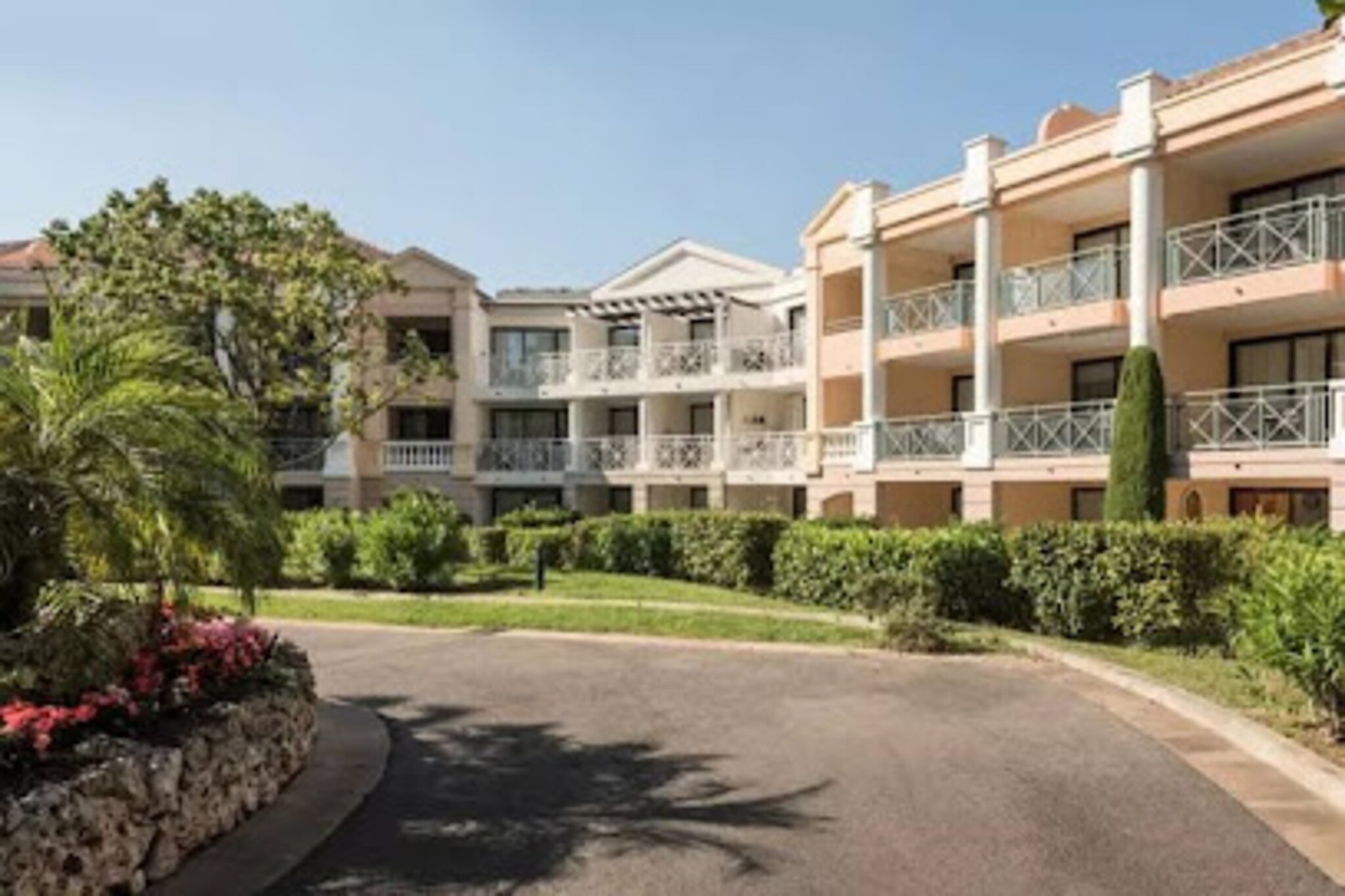 Modern 2P Apt, Pool, Parking, New