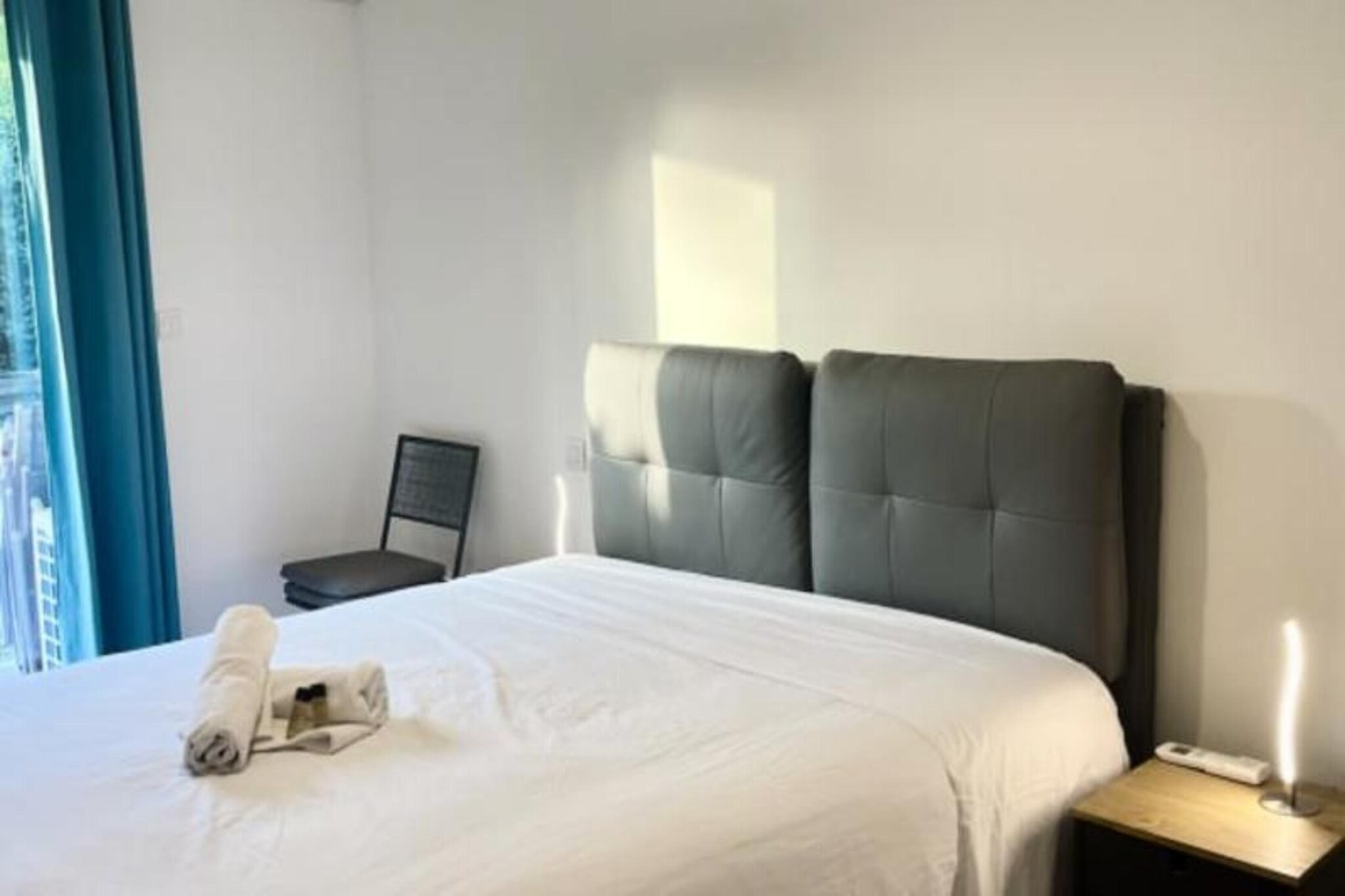 Modern 2P Apt, Pool, Parking, New