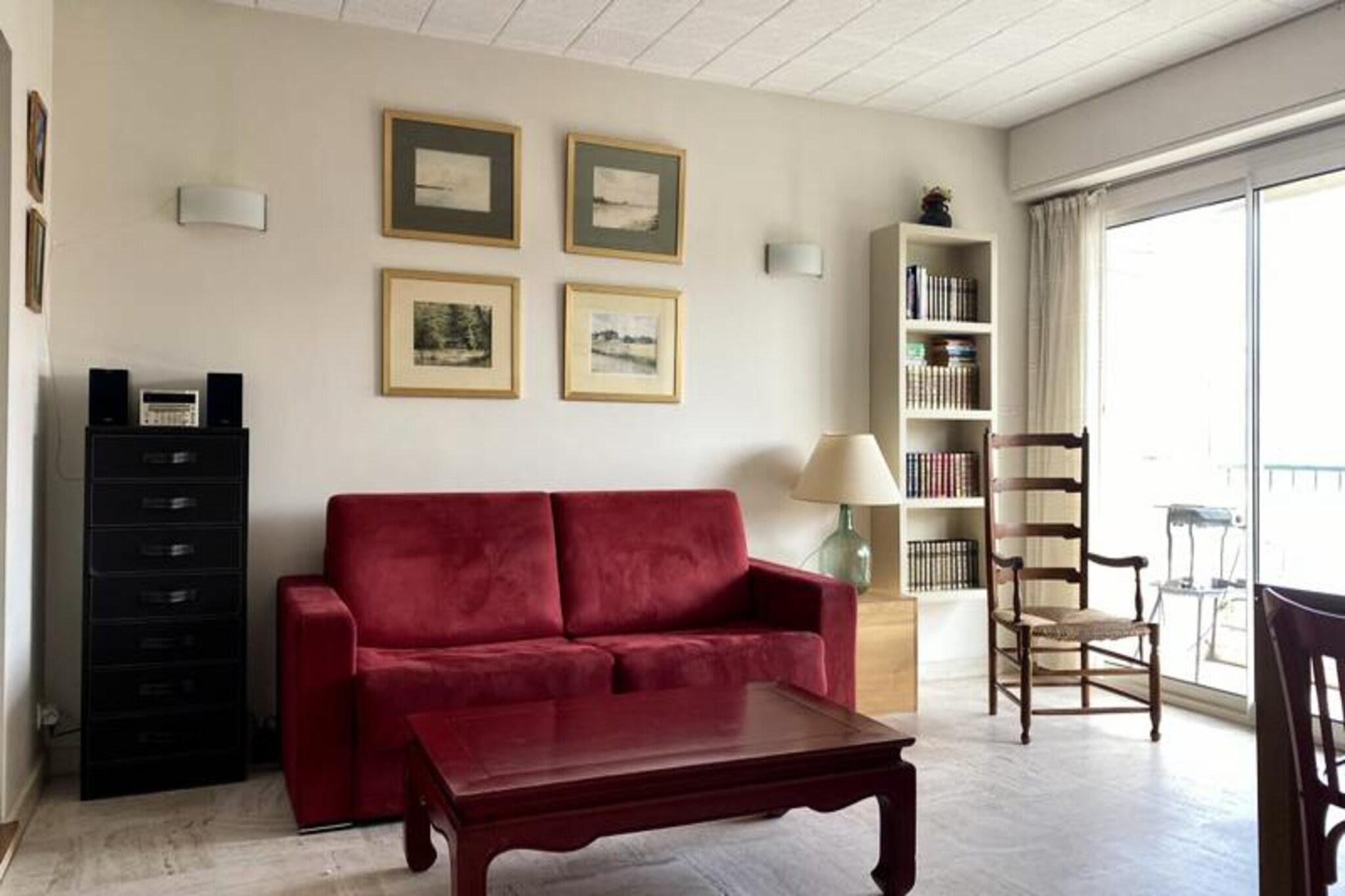 Property along with an inviting ambiance offers a comfortable stay for up to 4 guests. This well-equipped holiday home features a spacious living room with a sofa bed, providing additional sleeping arrangements. A charming 6m² balcony extends from the living room, offering guests the chance to enjoy outdoor relaxation. The apartment is located in a secure, guarded residence, ensuring privacy and safety. Pets are not allowed.
Perfectly positioned in the sought-after Palm Beach area, this vacation home is just 200 meters from the beach, making it an ideal choice for beach lovers. Guests can enjoy easy access to local attractions such as Bijou Plage and Moure Rouge beaches, only a 3-minute walk away. The famous Rue d'Antibes, a shopping hub, is within a 15-minute walk, while the Palais des Festivals, known for hosting major events, is 25 minutes on foot.
The apartment includes a fully equipped kitchen designed for convenience, featuring a Nespresso machine, filter coffee machine, microwave, dishwasher, and all necessary utensils for meal preparation. Additionally, the kitchen offers a refrigerator and freezer for longer stays. For extra comfort, air conditioning ensures a pleasant environment, especially during warmer months. A washing machine in the bathroom adds to the home-like experience, allowing guests to manage laundry needs during their stay. The property also provides extra cleaning services upon request, offering a more personalized experience.