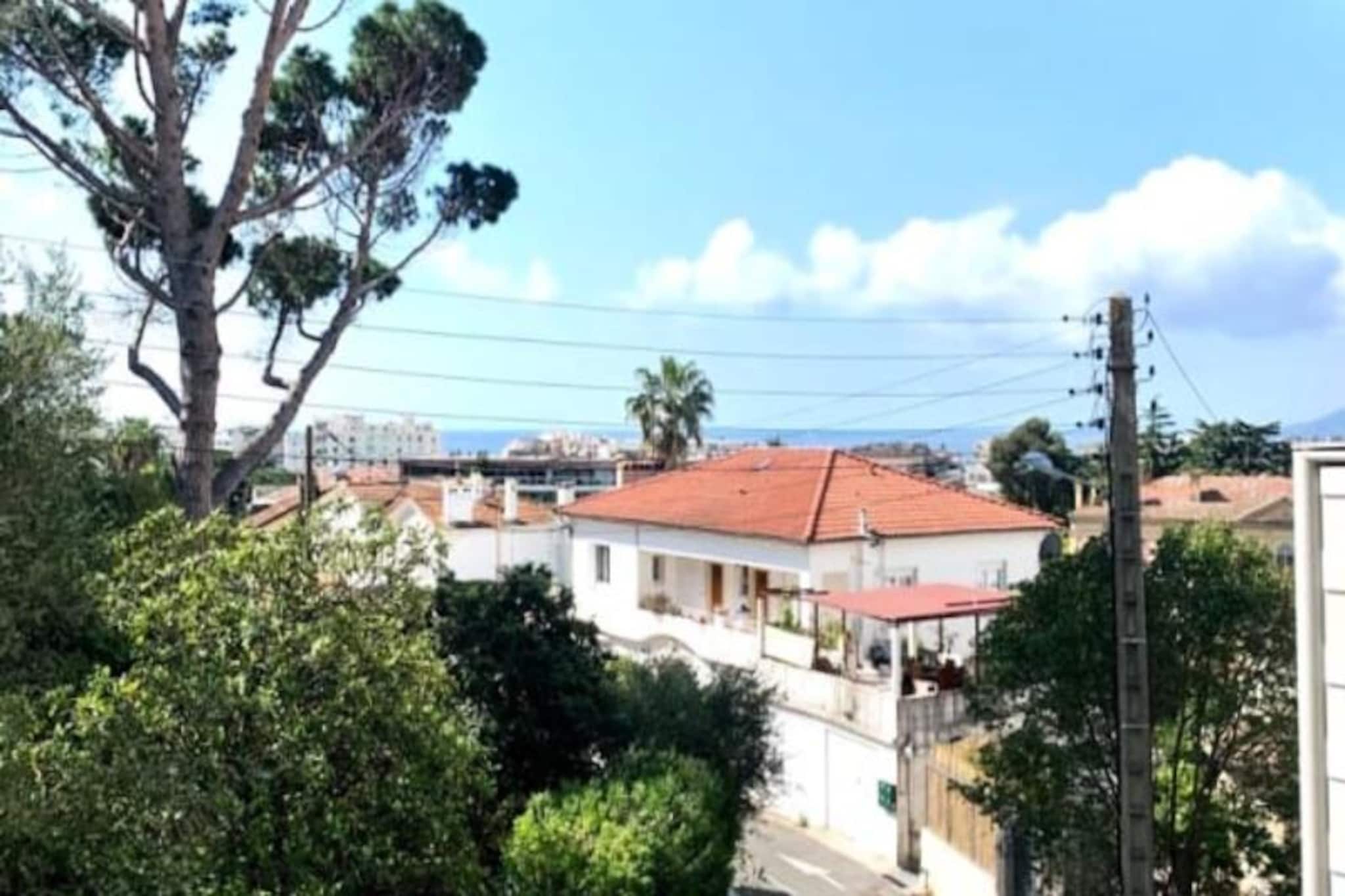This comfortable studio, located in the desirable California district, offers a peaceful retreat with beautiful sea views. Situated on the 3rd floor of a luxury residence with elevator access, it’s just a short 10-minute walk (650 meters) from the iconic Croisette. The apartment features a spacious living room with a dining table for four, a comfortable double foldaway bed (160cm), and a convertible sofa bed (140cm), making it ideal for up to four guests. The living area opens onto a large, furnished balcony with sea views, complete with a dining table and two deckchairs, perfect for enjoying the Mediterranean weather.
The small, fully equipped kitchen is perfect for preparing meals, and the bathroom includes a bathtub and washing machine. A separate toilet and ample storage space are also available for your convenience. Air conditioning, Wi-Fi, and a TV are included for your comfort, and parking is available in the building's collective car park. If the parking is full, plenty of free spaces are available in the quiet street.
Located in the Basse Californie area, this accommodation offers easy access to local amenities, including a supermarket, bakery, and Picard store, all within walking distance. The famous Croisette and the sea are just 650 meters away. Guests can explore the area, with the Cannes train station only 1.4 km away, and enjoy nearby attractions such as the Palais des Festivals, La Croisette, and the picturesque Old Port. Whether you're in town for the glamour of Cannes or simply to relax, this studio provides an ideal base for your stay.