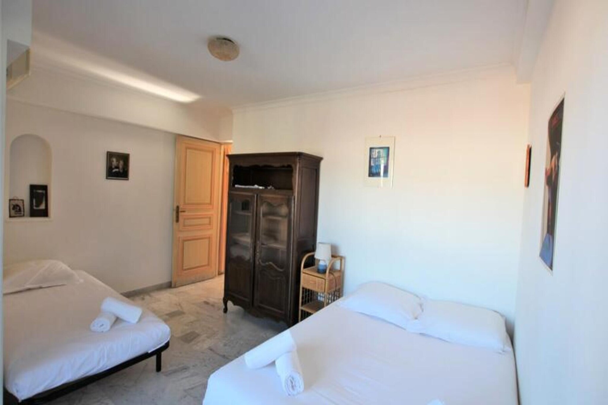 This fully equipped, air-conditioned apartment is ideally located in the heart of Cannes, directly on the lively Rue d'Antibes, just 200 meters from the renowned Croisette and a short 7-minute walk from the Palais des Festivals. Offering a perfect blend of comfort and convenience, the apartment features two spacious bedrooms—one with a double bed, ideal for 2 people, and another with a double bed and a single bed, accommodating up to 3 people. The apartment boasts a bright and airy living room with a dining table, lounge area, TV, and WiFi, all opening onto a south-facing terrace with a table d'hôte for outdoor dining.
The kitchen is separate and fully equipped, providing all the essentials for a self-catering stay. The apartment also includes a separate Italian shower room with a toilet, a bathroom with a bathtub, and an additional separate WC. With air conditioning, a washing machine, and other modern conveniences, it offers a comfortable base for exploring Cannes.
The exceptional location makes it easy to enjoy the city's attractions, with all shops, restaurants, cafes, and boutiques just steps away. The luxurious Croisette and its sandy beaches are moments from your door, and you’re also within walking distance of the Cannes train station and bus stops, with the free "City Palm Shuttle" providing quick access around the city. Whether you're here for the glamour of the Croisette, the beaches, or the famous Cannes Film Festival, this apartment offers a perfect blend of high-end services and a prime location.