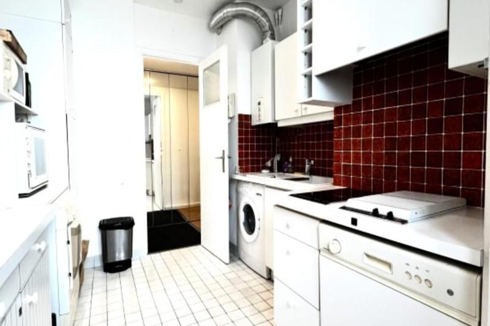 This charming 44m² one-bedroom apartment is ideally located in the peaceful Montfleury district of Cannes, offering easy access to a variety of local amenities and attractions. Perfect for both personal and professional stays, the apartment is just 1.5 km from the iconic Palais des Festivals and a 15-minute walk to the train station. With its quiet, residential atmosphere, guests can enjoy a serene retreat while being close to the hustle and bustle of Cannes.

Nearby, you'll find a variety of shops, including a supermarket, bakery, pharmacy, and more, all within walking distance. The famous beaches of Cannes are just a short stroll away, and the vibrant nightlife, restaurants, and cafes of the city center are easily accessible. Whether you're attending a conference at the Palais or simply soaking in the glamour of Cannes, this apartment offers the ideal location for a memorable stay.

The apartment is situated on the second floor of a building with an elevator and features a well-equipped kitchen, a comfortable living room with a small sofa bed, a bedroom with two single beds, and a modern bathroom with a bathtub. A 4m² balcony overlooks a peaceful garden, providing a lovely spot to unwind. The property is fully air-conditioned, with Wi-Fi access for added convenience.

