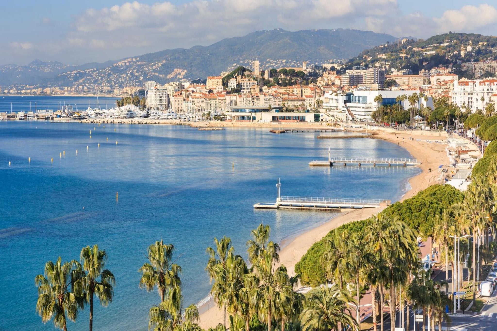 This charming studio is located in the heart of Cannes, just 50 meters from Rue d'Antibes and 400 meters from the iconic Croisette. Situated on the first floor of a secure building with elevator access, the studio is fully equipped and designed for a comfortable stay. It features a living area with a 140 cm double bed, a sofa bed, and a fully equipped open kitchen. The living space opens onto a balcony with seating for up to four people, perfect for enjoying the Mediterranean air. The modern bathroom offers an Italian shower and WC, and the studio includes air conditioning and Wi-Fi.
Guests will appreciate the central location, with all essential amenities nearby, including shops, restaurants, and cafes. Rue d'Antibes, just 80 meters away, is lined with boutiques, cinemas, and eateries, while the luxurious Croisette is home to high-end boutiques, palaces, and seaside cafes.
The famous Cannes beaches and promenade are just a short walk away, and the Cannes train station is 600 meters away, offering easy access to the rest of the French Riviera. The free "City Palm Shuttle" also helps visitors explore the city's main attractions. This studio offers the perfect base for a Cannes getaway, combining convenience and relaxation in a prime location.