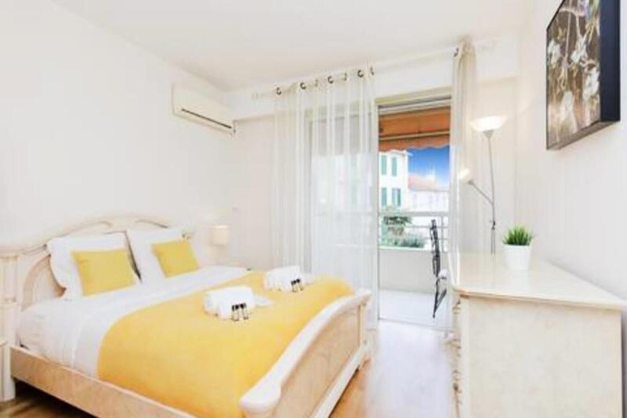 This charming 60 m² apartment, ideally located in the heart of Cannes in the peaceful Montfleury district, offers the perfect combination of comfort and convenience for both business and leisure stays. Situated on the second floor of a private residence with an elevator, this two-room apartment can comfortably accommodate up to 4 guests. The living room features a dining area, a double foldaway bed, a sofa, air conditioning, and a flat-screen TV, while the loggia provides a serene view of a wooded park, perfect for relaxing.
The fully equipped kitchen, accessible via a second balcony, includes a fridge, washing machine, microwave, oven, coffee machine, kettle, and all necessary kitchen utensils. The apartment also boasts a bedroom with a double bed, ample closet space, and air conditioning. The modern shower room has a walk-in shower, and there is a separate toilet for added convenience. A dedicated garage parking space is available for smaller vehicles in the residence’s basement.
Located just minutes from all amenities, this apartment is surrounded by a supermarket, bakery, pharmacy, restaurants, and even a tennis court. The iconic Croisette and the renowned Rue d'Antibes are just a short walk away, providing easy access to the city's best beaches, shops, and dining options. The Palais des Festivals is also within walking distance, making it ideal for those attending events. The Cannes train station is only a 10-minute walk away, providing excellent transport links. With its peaceful setting and proximity to everything Cannes has to offer, this apartment is a perfect base for your stay on the French Riviera.