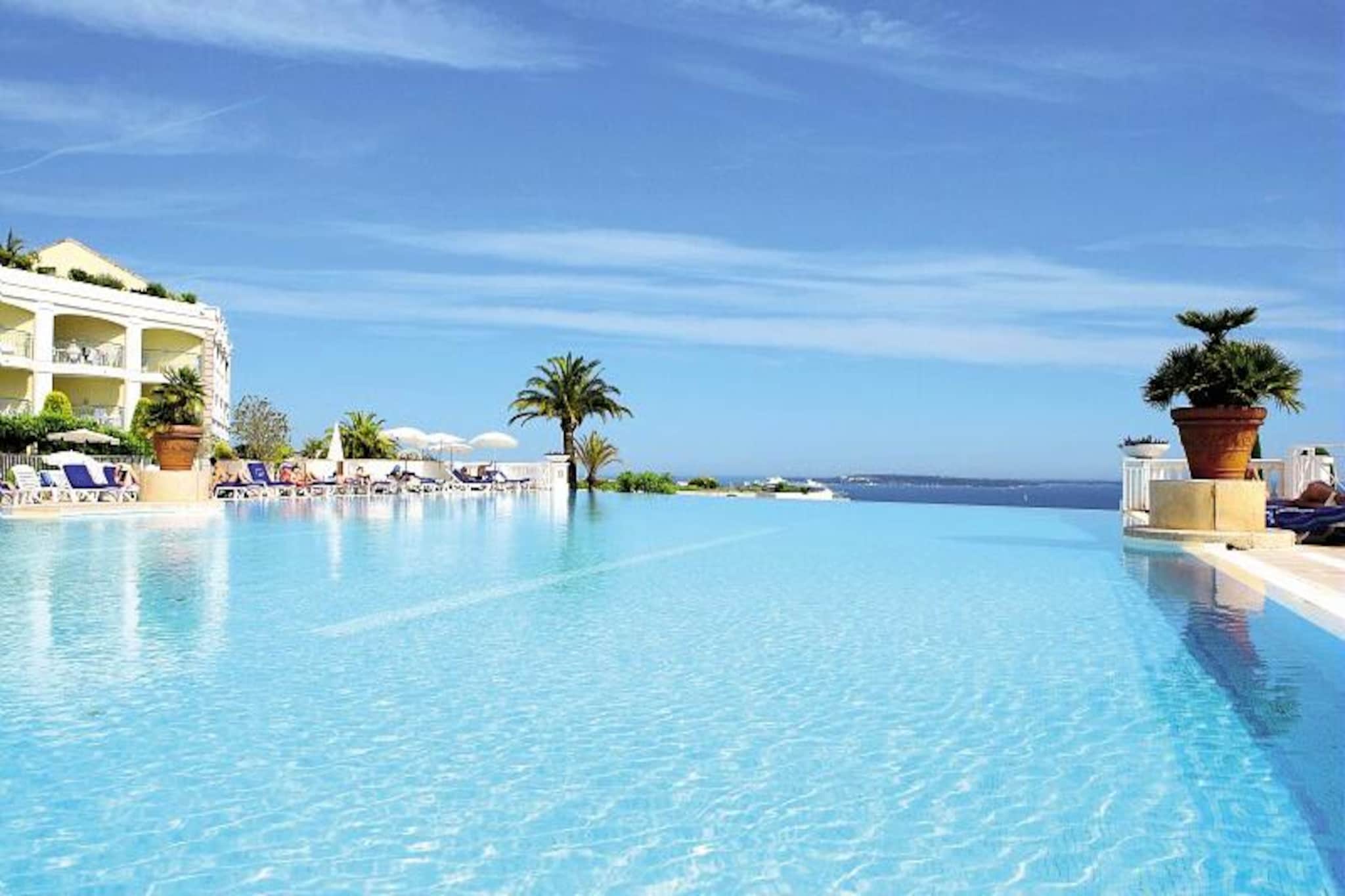 This charming vacation rental is located in the tranquil "La Croix des Gardes" district of Cannes, just 2 km from the city center and the famous Croisette. Set within a lush 5-hectare exotic park, the residence offers a serene environment with a stunning panoramic sea view from the swimming pool terrace. The residence is ideal for families, featuring an infinity pool (open from mid-April to early November), where you can relax while enjoying the beautiful surroundings. The beach is just 800 meters away, providing easy access to the Mediterranean.
On-site activities include a ping-pong table, tennis court, and a children's play area, making it a perfect spot for family fun. For golf enthusiasts, there’s an 18-hole course 20 minutes away, while water skiing is available nearby. The residence offers a variety of facilities, including a living room, fully equipped kitchen, one bedroom with a double bed, a bathroom with a bathtub, and a separate toilet. The apartment also includes a terrace and secure covered parking.
While the residence is peaceful and surrounded by nature, it is just a short drive to the heart of Cannes, where you can explore world-renowned attractions such as the Palais des Festivals, the Croisette, and the historic district of Le Suquet. The area also offers easy access to numerous restaurants, cafes, and boutique shops, perfect for exploring after a relaxing day at the beach.