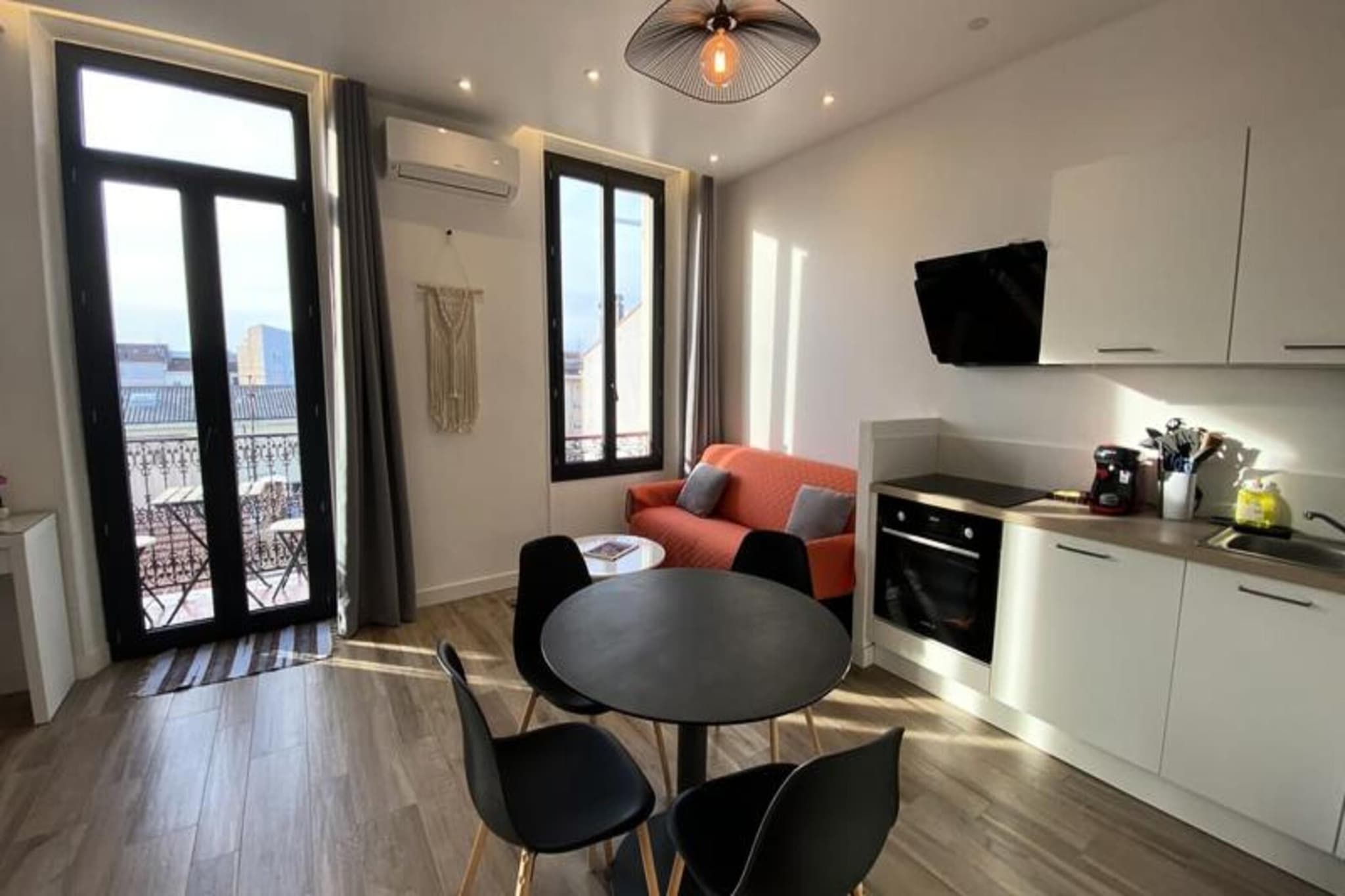 This beautifully renovated apartment, perfect for 2 people and accommodating up to 4 with the convertible sofa, offers a cozy retreat in the heart of Cannes. Located just 300 meters from the train station and a 10-minute walk from the Palais des Festivals, it provides a prime location for both leisure and business stays. On the 4th floor (no elevator), the apartment features a charming bedroom alcove, a spacious living room with an open kitchen, and a modern bathroom.
The Gambetta market is a two-minute walk, while the famous Macé beach is only five minutes away. For easy transport, the train station is close by, and there is a public car park available for a fee. This apartment offers the perfect base to explore all that Cannes has to offer.The small south-facing balcony offers unobstructed views of Cannes, making it the perfect spot to enjoy stunning sunsets.
The apartment is equipped with fiber-optic internet to ensure a fast and reliable connection, ideal for work or leisure. Located in the vibrant "banana" area of Cannes, you'll be just minutes from the bustling streets of Rue Meynadier and Rue d'Antibes, known for their shops, restaurants, and cafés.