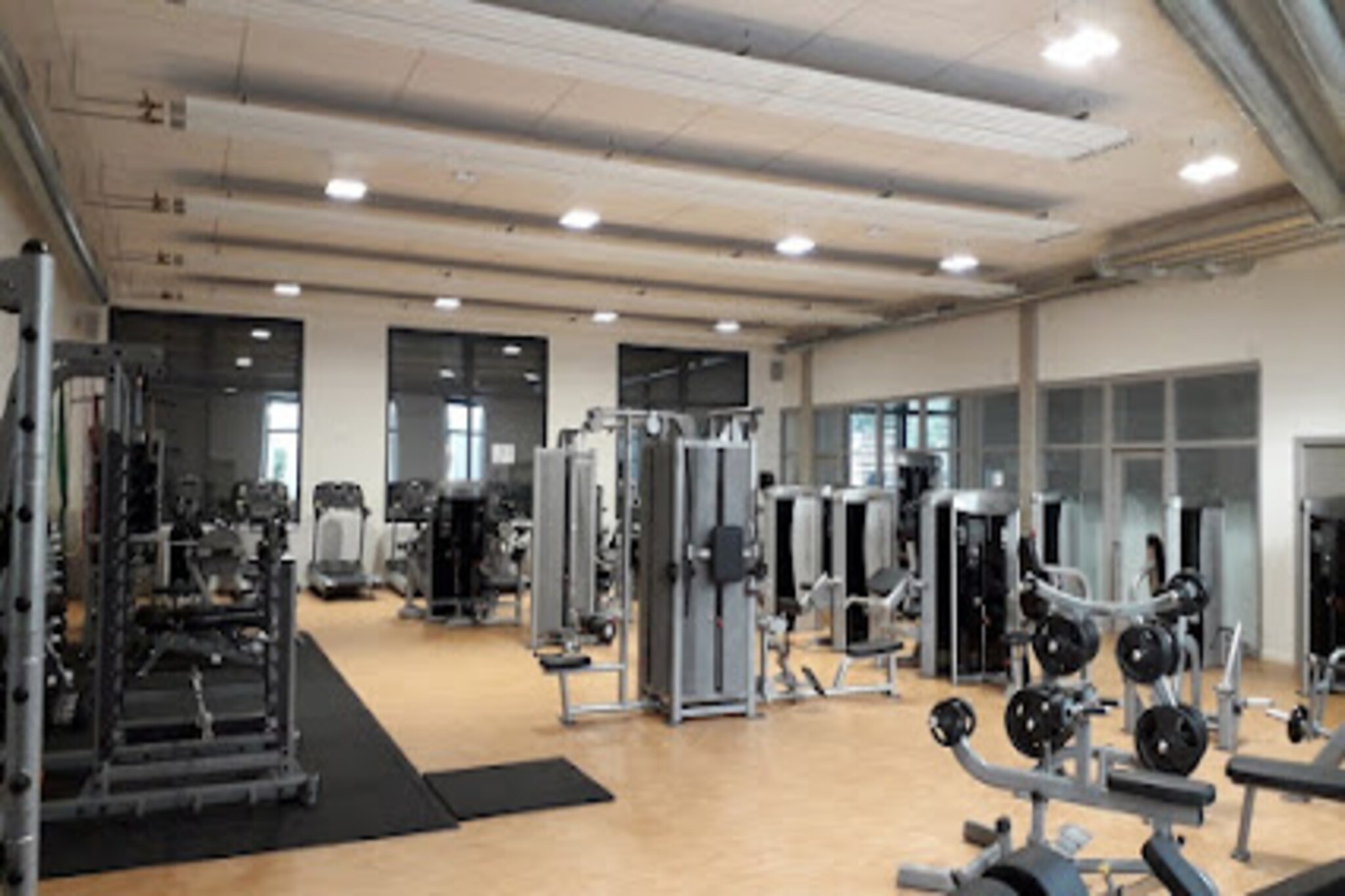 Nestled just a few meters from the beach and the center of Balaruc-les-Bains, this charming residence offers a peaceful retreat in a natural setting, ideal for a relaxing holiday. Surrounded by lush green spaces, the property features an outdoor swimming pool, perfect for enjoying sunny days. The location also provides convenient access to a free shuttle service to the nearby spa and thermal baths, offering a rejuvenating experience. For those who enjoy exploring, the charming town of Sète is just 10 km away, rich in culture and picturesque views.

Inside, the vacation rental includes a cozy living room, a kitchen, one bedroom with a double bed, and a bathroom with a bathtub, as well as a separate toilet. The apartment also features a balcony with southwest exposure, providing a lovely spot to soak up the sun and enjoy the surrounding views of the pool. An outdoor parking space adds extra convenience for guests.

Nearby, you'll find plenty of activities to keep you entertained. Visit the open-air markets of Balaruc-les-Bains, which offer local specialties throughout the year. The calm waters of the Thau lagoon are perfect for stand-up paddleboarding, and the Ancient Mediterranean Garden is a must-see for nature enthusiasts. With the beach, shops, and activities all within walking distance, this property is an excellent base for exploring the area’s natural beauty and cultural heritage.