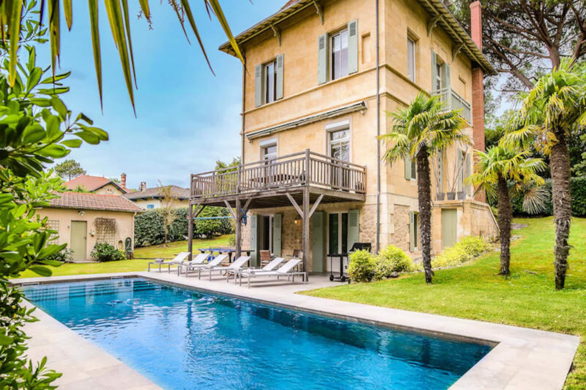 Nestled in the historic Winter Town district of Arcachon, this exquisite villa offers the perfect blend of luxury, comfort, and tranquility for a family vacation. Set over four levels, this villa can accommodate up to 12 people across six spacious bedrooms. The property features a beautifully landscaped garden, a heated swimming pool (9.50x1.70m), and two large terraces, ideal for relaxing or dining outdoors. The peaceful neighborhood ensures a calm retreat, while being within walking or biking distance of some of Arcachon’s most beautiful beaches, including the renowned Pereire beach, and the charming city centers of Arcachon and Moulleau.

The villa’s interior boasts a spacious living room, a large dining area, and a fully equipped kitchen, all facing south and decorated in an elegant style. On the first floor, three bedrooms offer a variety of sleeping arrangements, while the second floor features two additional bedrooms, perfect for children. The garden level hosts a bedroom with direct access to the swimming pool and its own en-suite bathroom. Outside, enjoy two terraces with a gas barbecue, deckchairs, and pool towels for your convenience. For added entertainment, a table football and a ping-pong table are available.

Shops are conveniently located nearby, and the property is also close to local attractions such as the Winter City’s eccentric architecture and the bustling port of Arcachon. Whether you’re into beach activities, boating, or exploring the scenic coastline, this villa offers the perfect base to enjoy the best of the region.