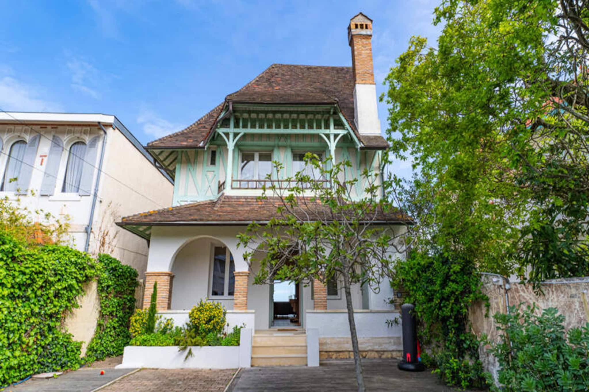 This sumptuous residence for 12 people offers direct access to the beach and breathtaking views of Arcachon Bay. Renovated and charming, the villa spans 240m² over three levels, providing an idyllic stay. Located near the Eyrac pier, the beach is just seconds away. The cycle path linking Dune du Pilat, Moulleau district, and Arcachon is at the foot of the villa, perfect for bike rides.

Nearby attractions include the beautiful beaches of Arcachon Bay, the Dune du Pilat, and the vibrant Moulleau district. Enjoy the perfect blend of relaxation and exploration in this stunning seaside villa.

The ground floor features an entrance, laundry room, separate toilet, an independent kitchen, and a spacious, bright living room facing the beach with a private terrace. The first floor includes a master suite with sea view and private bathroom, a bedroom with a queen-size bed, and a bedroom with two single beds, each with a private bathroom. The second floor has three bedrooms with queen-size beds, one with a private bathroom, and a shared bathroom for the other two.Three terraces provide ample outdoor space: a south-facing terrace for sunbathing, a terrace with views of the bird island's huts, and a terrace overlooking the beach with direct access. The villa is equipped with outdoor furniture, WiFi, and parking for three vehicles.

