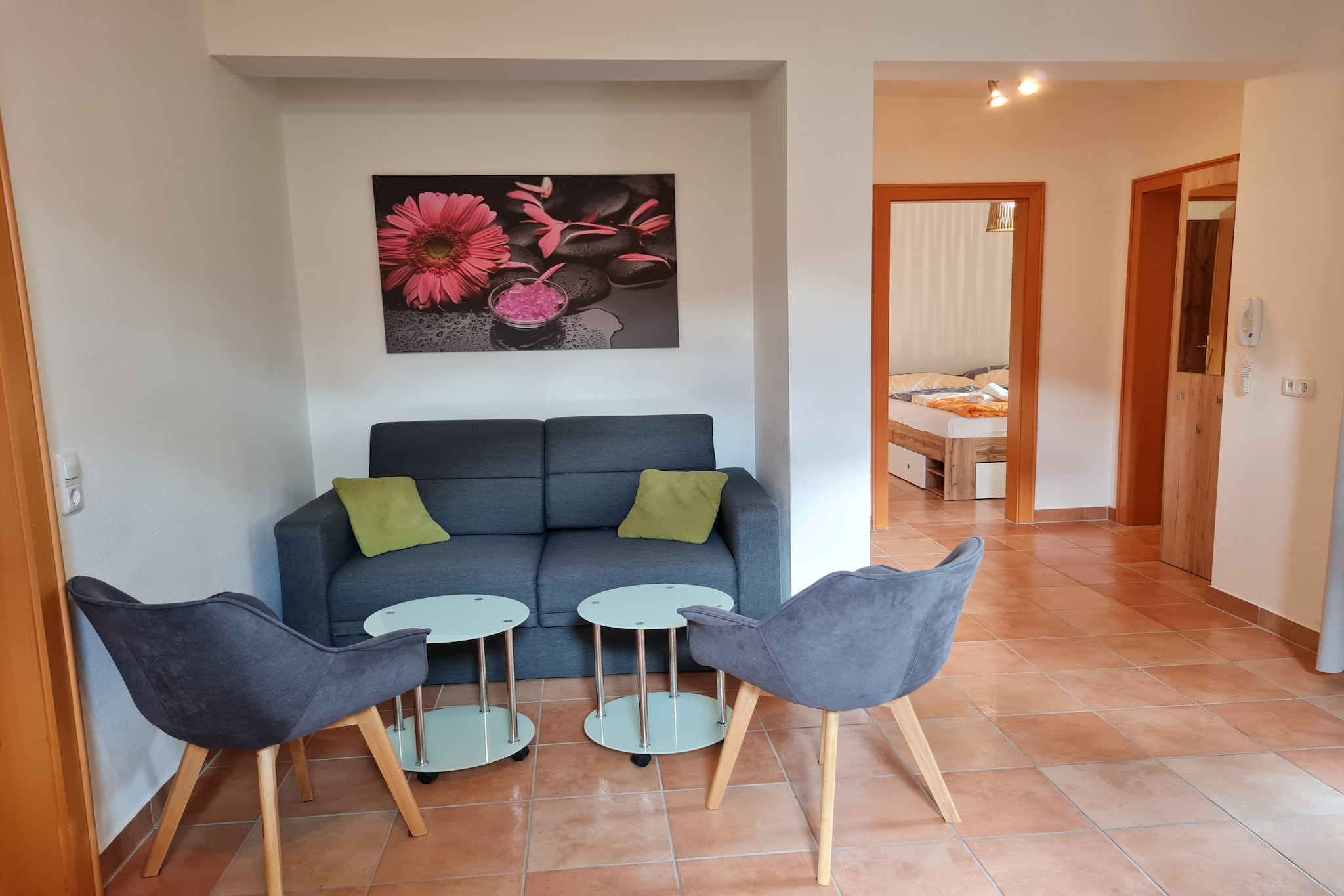 This property offers a spacious 2-bedroom apartment, accommodating up to 6 guests in 60 mÂ² of tastefully furnished space. The apartment is designed for comfort and convenience, featuring modern amenities in a serene setting. Located on a golf course and at the foot of the ski slope, it offers stunning views of the surrounding mountains and slopes. Guests will enjoy the ease of access to outdoor activities, with a bus station and ski resort both just 200 meters away. Additional features include a balcony, open-air parking in the same building, Wi-Fi internet, a washing machine, a dryer, electric heating, and a TV with satellite channels in German.

The apartment is ideally situated for both winter and summer activities. The ski resort, only 200 meters away, provides direct access to the slopes, making it a perfect location for skiing enthusiasts. Nearby attractions include a variety of lakes such as "Feldsee" (15 km), "MilstÃ¤tter See" (20 km), and "Ossiacher See" (39 km), offering scenic spots for nature lovers. Guests can also explore the nearby city of Villach (38 km) and Klagenfurt (56 km), both offering cultural experiences, shopping, and dining. The train station is 37 km away, and the nearest airport, Aeroporto di Klagenfurt, is just 57 km from the property, ensuring easy access for travelers.

The apartment features a fully equipped electric kitchen, perfect for preparing meals during your stay. It includes a refrigerator, microwave, oven, freezer, dishwasher, and essential kitchen utensils like dishes, cutlery, and a kettle.