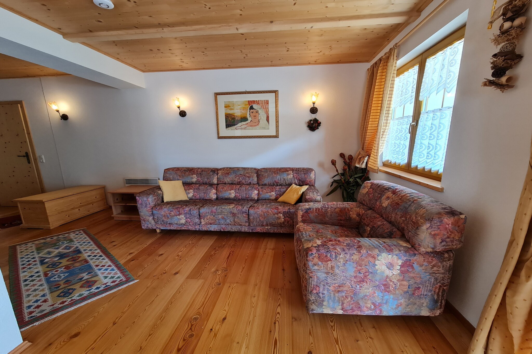 This spacious 60 mÂ² apartment in Bad Kleinkirchheim is an excellent choice for up to 5 guests, featuring 2 bedrooms and plenty of room to relax. Located on a golf course and at the foot of the ski slope, the apartment offers scenic mountain and garden views. The property is ideally situated in a well-connected zone, just 150 meters from a restaurant, 200 meters from the ski resort, and 300 meters from thermal springs. A bus station is also nearby, just 300 meters away, making it easy to explore the surrounding area.

Key amenities include a garden with outdoor furniture, a fenced plot, and a barbecue, perfect for outdoor gatherings. Inside, you'll find a fully equipped open-plan kitchen with a refrigerator, microwave, oven, freezer, dishwasher, and all necessary dishes, cutlery, and kitchen utensils. The apartment is also equipped with a washing machine, Wi-Fi, hair dryer, and electric heating for your comfort. Entertainment is provided with a TV featuring satellite channels in German.

The apartment's central location allows easy access to local shops, with a supermarket just 950 meters away. The area is also close to beautiful lakes, including Feldsee (10 km) and MilstÃ¤tter See (15 km), as well as the cities of Spittal an der Drau (29 km) and Villach (35 km). The train station in Villach (34 km) and the AÃ©roport de Klagenfurt (55 km) provide great travel connections.