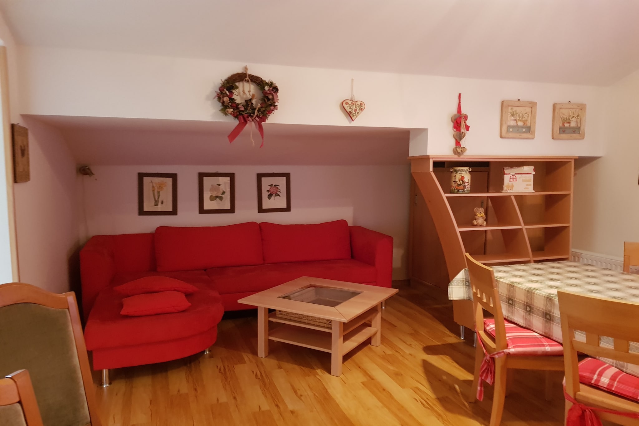 This spacious 60 mÂ² apartment in Bad Kleinkirchheim is an excellent choice for up to 5 guests, featuring 2 bedrooms and plenty of room to relax. Located on a golf course and at the foot of the ski slope, the apartment offers scenic mountain and garden views. The property is ideally situated in a well-connected zone, just 150 meters from a restaurant, 200 meters from the ski resort, and 300 meters from thermal springs. A bus station is also nearby, just 300 meters away, making it easy to explore the surrounding area.

Key amenities include a garden with outdoor furniture, a fenced plot, and a barbecue, perfect for outdoor gatherings. Inside, you'll find a fully equipped open-plan kitchen with a refrigerator, microwave, oven, freezer, dishwasher, and all necessary dishes, cutlery, and kitchen utensils. The apartment is also equipped with a washing machine, Wi-Fi, hair dryer, and electric heating for your comfort. Entertainment is provided with a TV featuring satellite channels in German.

The apartment's central location allows easy access to local shops, with a supermarket just 950 meters away. The area is also close to beautiful lakes, including Feldsee (10 km) and MilstÃ¤tter See (15 km), as well as the cities of Spittal an der Drau (29 km) and Villach (35 km). The train station in Villach (34 km) and the AÃ©roport de Klagenfurt (55 km) provide great travel connections.