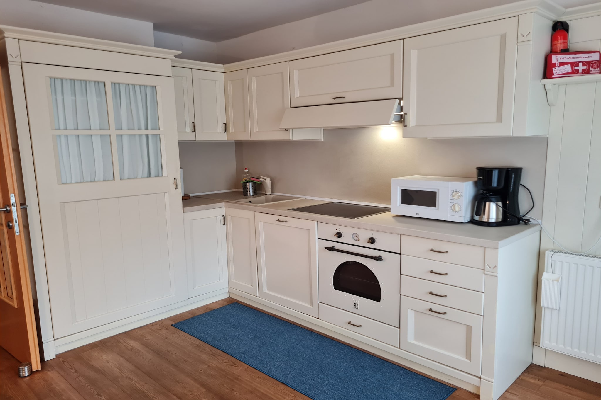 Kitchen, bedroom(single bed, single bed), bedroom(double bed), bedroom(single bed, double bed), bathroom(shower), bathroom(shower), bathroom(shower), Internet access, TV, TV, coffee machine, oven, dishwasher, fridge, freezer, washing machine, balcony, parking, hairdryer, dishes and cutlery