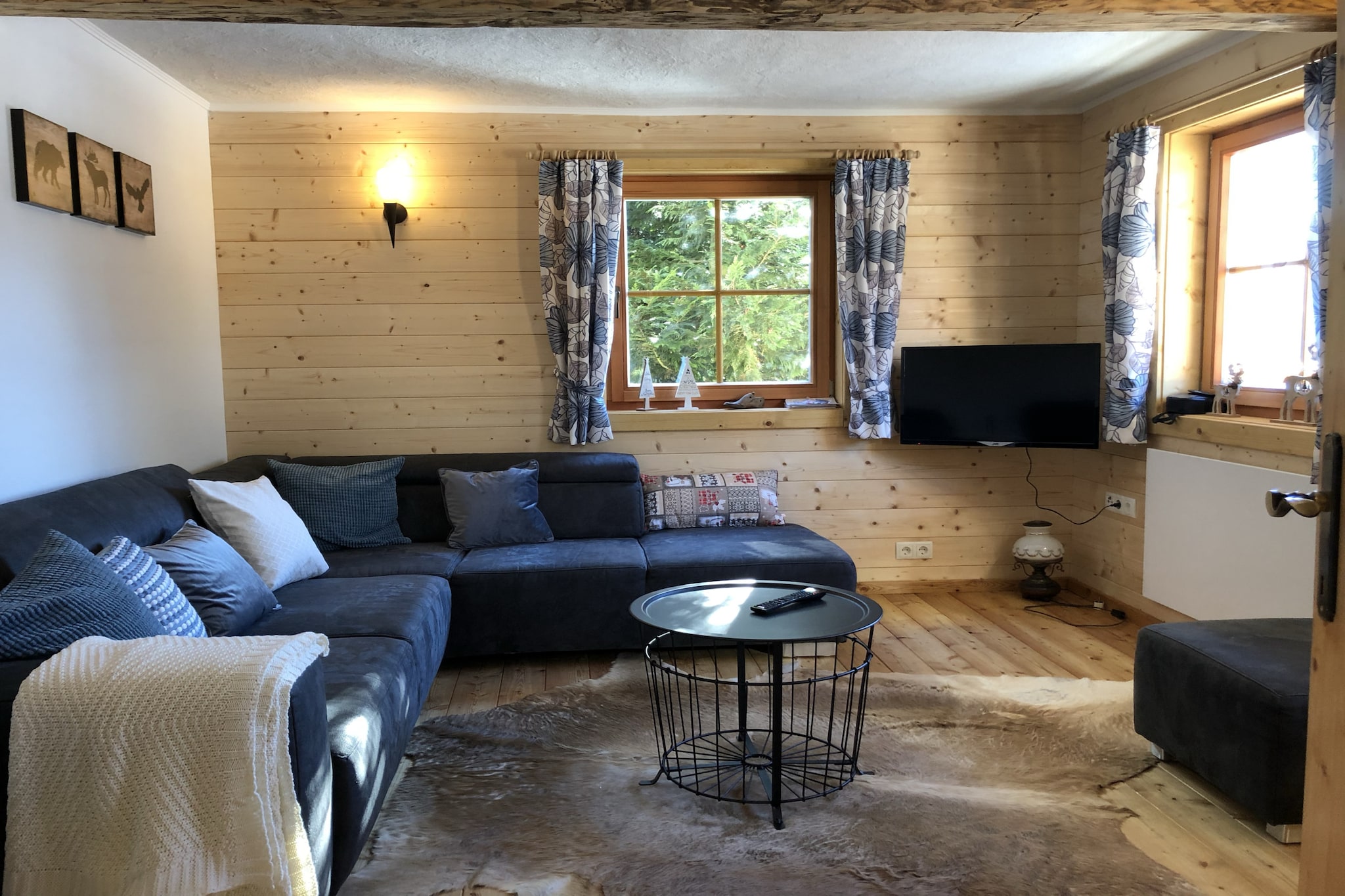 The house in Ebene Reichenau has 3 bedrooms and capacity for 7 persons. Accommodation of 110 m² tastefully-furnished and is fully-equiped.
The property is located 150 m bus station, 150 m from the restaurant, 250 m supermarket, 7 km golf course, 9 km lake "Turrachersee", 9 km ski resort "Turracher Höhe", 10 km ski resort "Horkindl", 11 km thermal springs "Bad Kleinkirchheim", 11 km ski resort "Bad Kleinkirchheim", 12 km ski resort "Falkert", 12 km lake "Falkertsee", 29 km train station "Stazione di Feldkirchen", 36 km lake "Ossiacher See", 68 km airport "Aeroporto di Klagenfurt" and it is located in a a quiet zone and surrounded by the forest.
The accommodation is equipped with the following items: garden, 15 m² terrace, washing machine, barbecue, internet (Wi-Fi), hair dryer, balcony, electric heating, open-air parking in the same building, TV. The open plan kitchen, is equipped with refrigerator, microwave, oven, freezer, dishwasher, dishes/cutlery, kitchen utensils, coffee machine, toaster and kettle.