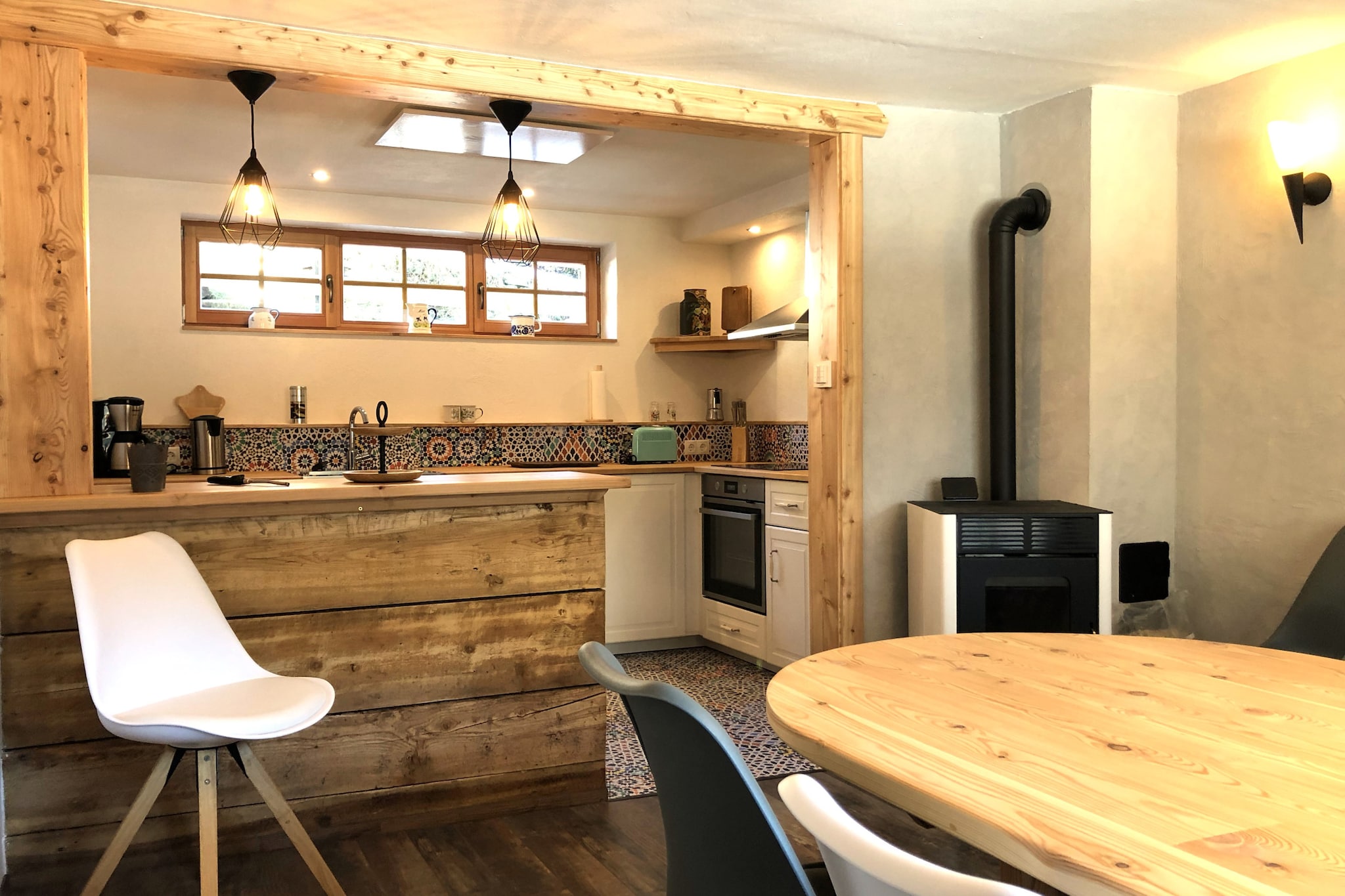 Kitchen, bedroom(single sofa bed, double bed), bedroom(double bed), bedroom(double bed), bathroom(shower), bathroom(shower), bathroom(toilet), Internet access, electric kettle, toaster, coffee machine, oven, microwave, dishwasher, fridge, freezer, washing machine, balcony, terrace, garden, parking, hairdryer, dishes and cutlery