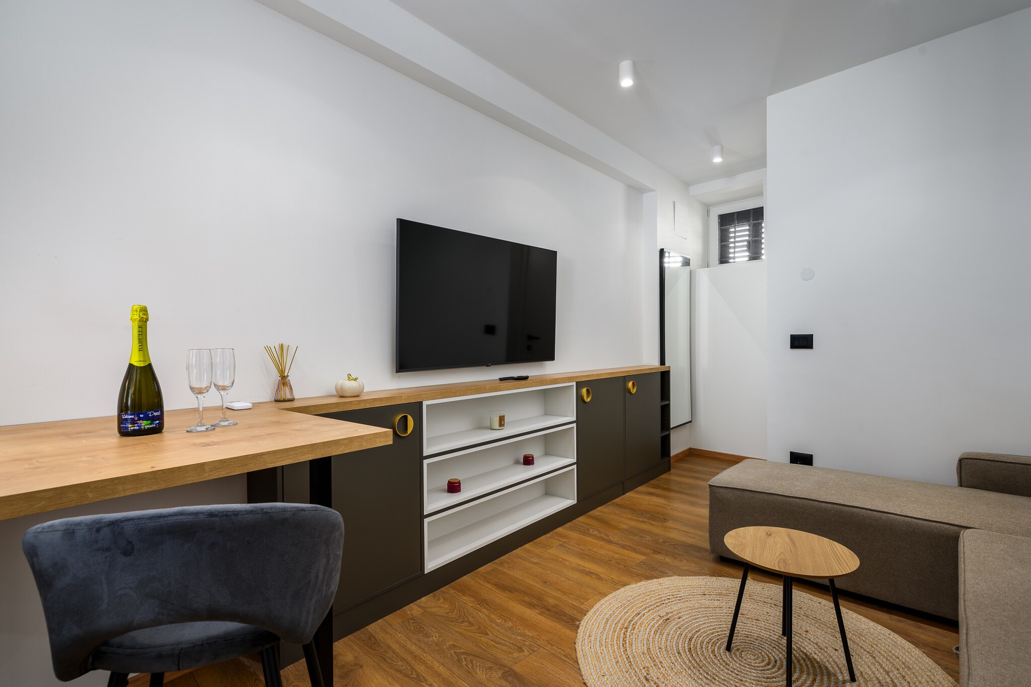 This modern and cozy rent-by-room accommodation in Porec offers a perfect getaway for up to 4 people, with 32 m² of stylish living space. Located right on the waterfront, it provides a unique opportunity to enjoy the charm of Porec's Old Town, with easy access to all the local attractions and amenities. The property is just steps away from the Old Town (0 m) and 2 meters from the popular "Restaurant Cardo," making it a great spot for food lovers.
The accommodation is conveniently located near several beaches, including the rock beach "Old Town beach" (250 m) and the sand beach at "St. Nicola's Island" (1 km). Supermarkets, restaurants, and public transport are within walking distance, with "Konzum Supermarket" just 500 m away and the Porec bus station 800 m from the property. For those seeking more fun, the "Aquacolors" water park is only 4 km away, while the "Dino Park Funtana" amusement park is 7 km from the property.
Inside, the room is equipped with air conditioning, Wi-Fi, a TV with satellite channels, and a balcony to enjoy the surrounding views. The compact kitchen includes a refrigerator, coffee machine, and kettle, making it easy to prepare light meals. With its central location and modern amenities, this accommodation is perfect for anyone looking to explore Porec while enjoying a comfortable stay.
