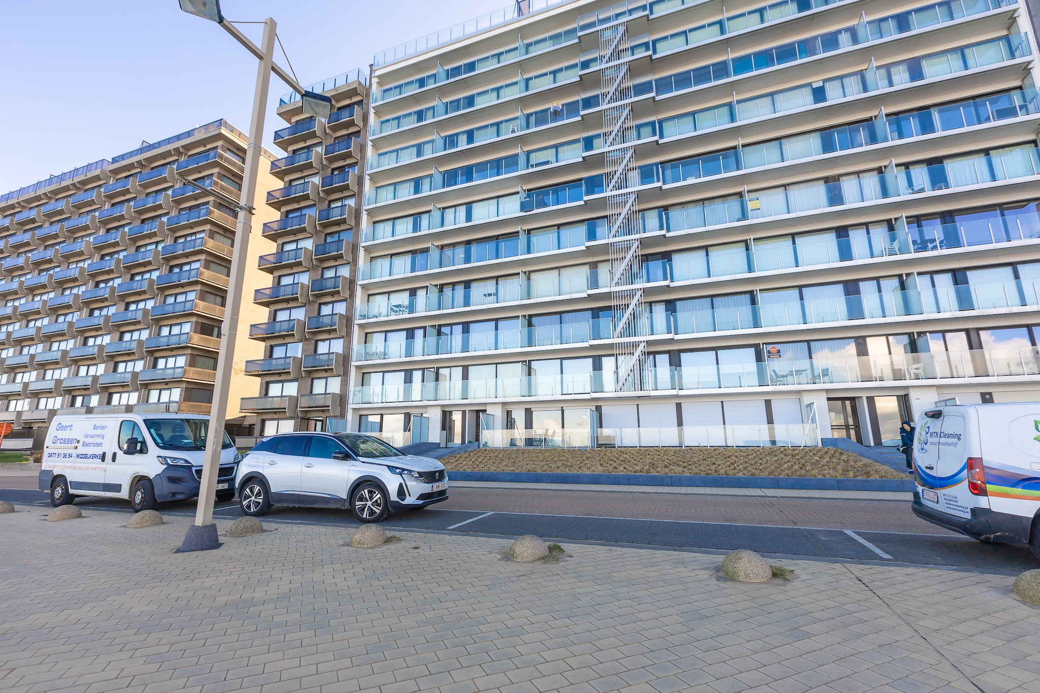 Flat with frontal sea views and parking.