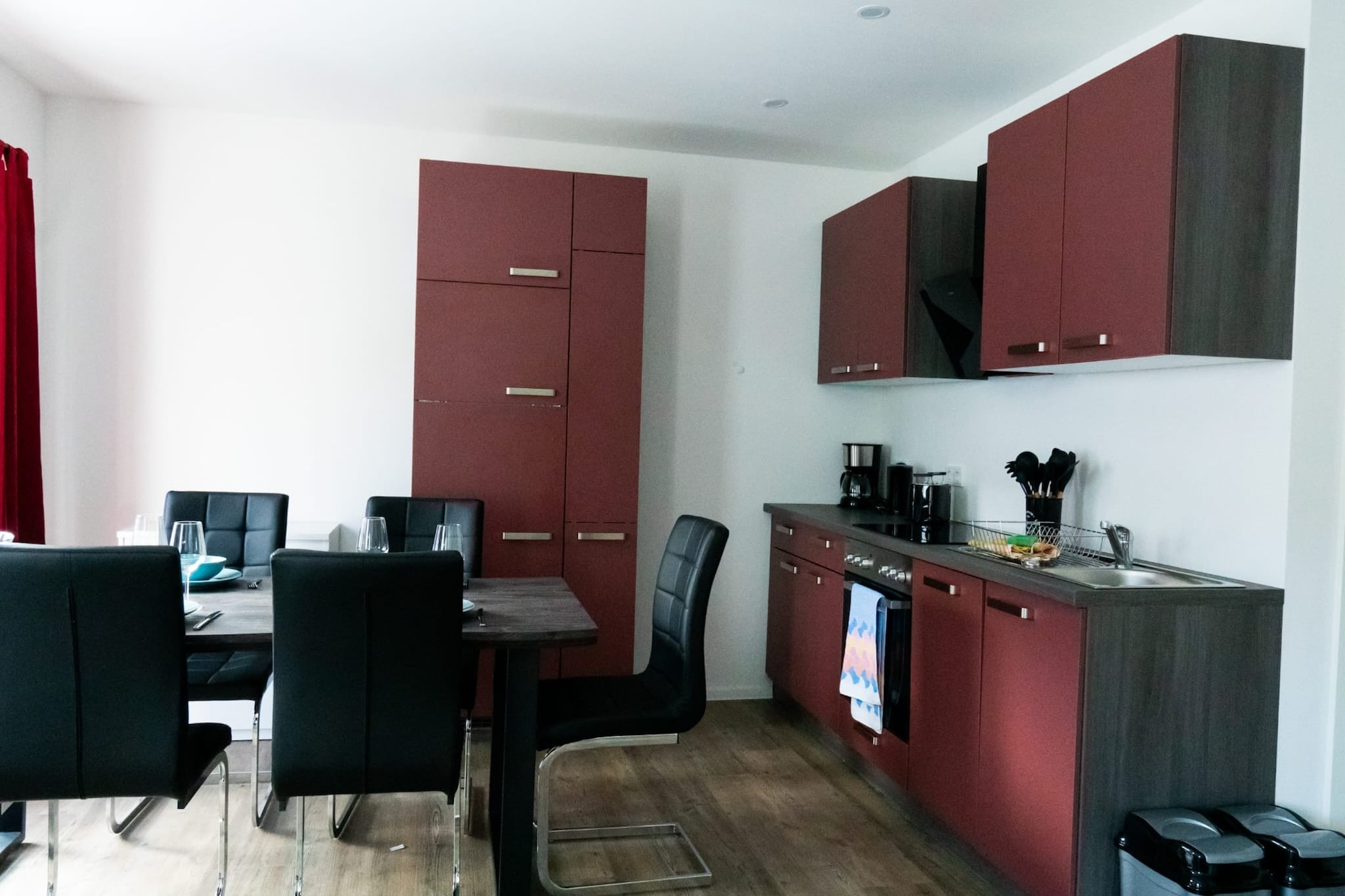 Ground floor: (Entrance, open kitchen(electric kettle, toaster, cooker(4 ring stoves, ceramic), hood, coffee machine(filter), oven, microwave, fridge(+ freezer)), Living/diningroom(TV(flatscreen), dining table, seating area), bedroom(double bed(180 x 200 cm)), bedroom(single bed(90 x 200 cm), single bed(90 x 200 cm)), bathroom(shower, washbasin, toilet, hairdryer))\n\ncot, heating(floor heating), terrace(private), garden(shared with other guests), sand pit, high chair, insect screens, Volleyball court