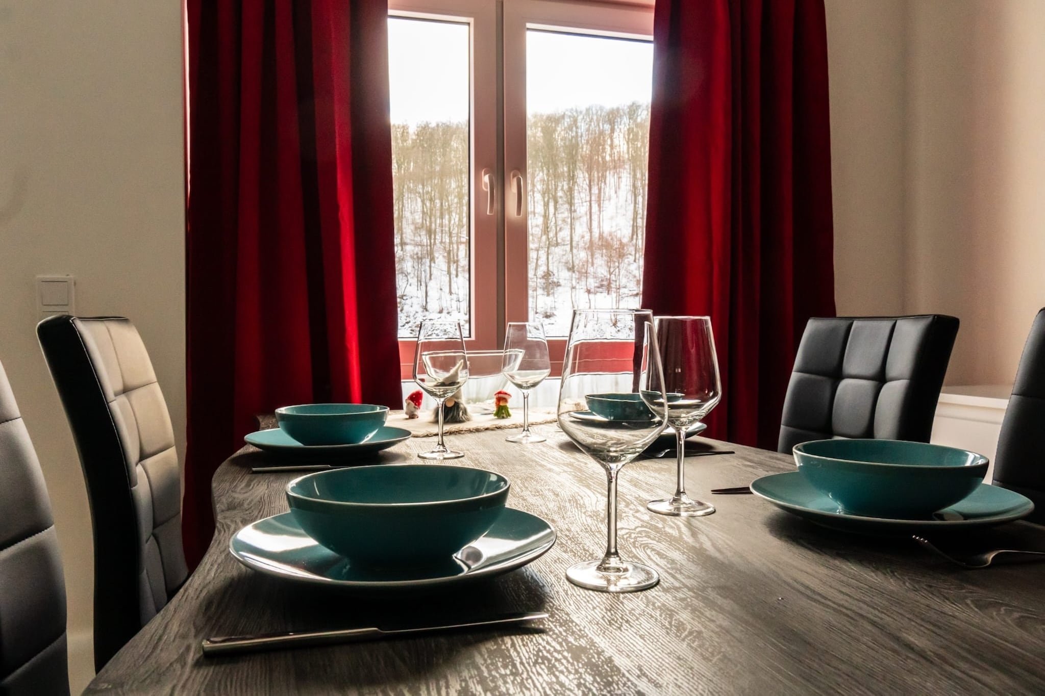 Ground floor: (Entrance, open kitchen(electric kettle, toaster, cooker(4 ring stoves, ceramic), hood, coffee machine(filter), oven, microwave, fridge(+ freezer)), Living/diningroom(double sofa bed, TV(flatscreen), dining table), bedroom(double bed(180 x 200 cm)), bedroom(single bed(90 x 200 cm), single bed(90 x 200 cm)), bathroom(shower, washbasin, toilet, hairdryer))\n\ncot, heating(floor heating), terrace(private), garden(shared with other guests), sand pit, high chair, insect screens, Volleyball court