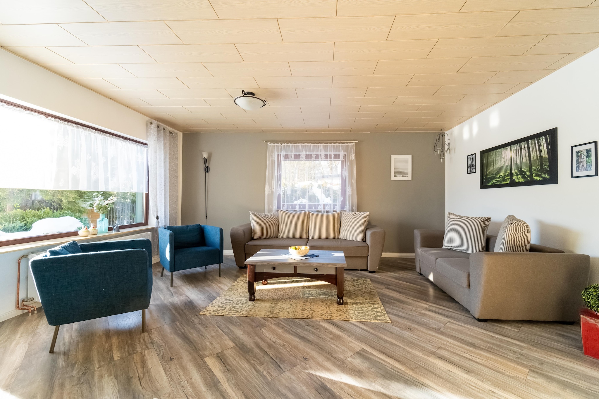 This spacious holiday home in Elend offers a serene escape in the heart of the Harz region, complete with free WiFi and ideal for families or groups. Just steps from the forest and 900 meters from the train station, it’s a perfect base to explore nearby gems like the Brocken summit, Wernigerode Castle, and the Elendstal nature reserve. For cultural charm, visit the Sorge Border Museum or Germany’s smallest wooden church, both just minutes away.
The villa features five cozy bedrooms, three modern bathrooms, and a bright living and dining area with satellite TV and a conservatory. The fully equipped kitchen includes a ceramic stove, oven, dishwasher, and dual fridge-freezers. Guests can unwind in the private infrared sauna or enjoy meals on the terrace or roof deck. Additional amenities include a fenced garden, charcoal barbecue, table football, sled, cot, and high chair—plus three parking spaces and a carport.
Surrounded by forest trails and just 5 km from ski slopes, the location is perfect for year-round adventure. Dining options nearby include the rustic Waldbad-Schenke, the hearty Restaurant Zum Berg – Quell Stübchen, and the cozy Zum Steinofen.