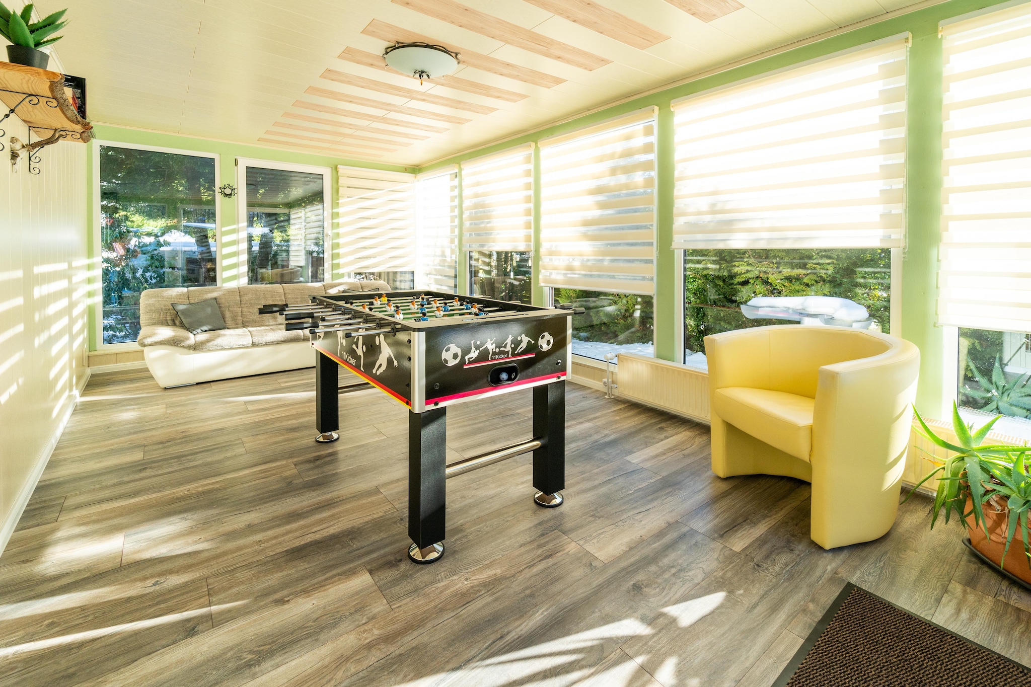 Ground floor: (Living room(TV(flatscreen, satellite), seating area, radio), dining room(dining table, balcony or terrace), Kitchen(electric kettle, toaster, cooker(ceramic), hood, coffee machine(filter), coffee machine(filter), oven, dishwasher, fridge(+ freezer), fridge(+ freezer)), bedroom(double bed), bedroom(double bed), bathroom(shower, washbasin, toilet, hairdryer), bathroom(bath tub, shower, washbasin, toilet), sauna(infrared sauna), conservatory)\n\nOn the 1st floor: (bedroom(double bed, balcony), bedroom(double bed), bedroom(single bed, single bed), bathroom(shower, washbasin, toilet))\n\ncarport, cot, heating(gas), terrace(private, 20 m2), roof terrace, garden(fenced, 150 m2), garden furniture, BBQ(charcoal), parking, parking, parking, parking, table football, high chair, sled