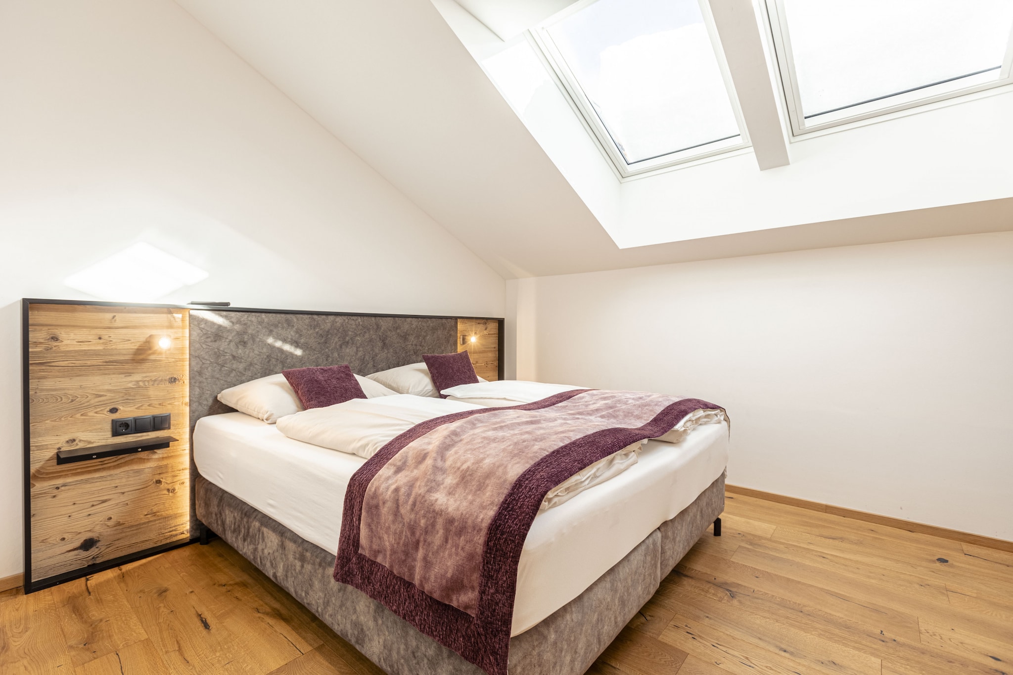 Elevator, Living room(double sofa bed, TV, dining table), open kitchen(electric kettle, toaster, cooker(4 ring stoves, ceramic), coffee machine(cups, filter), oven, microwave, dishwasher, fridge(+ freezer), dishes and cutlery), bedroom(double bed), bedroom(double bed), bedroom(double bed), bathroom(shower, washbasin), bathroom(shower), toilet, Internet access, Garden Furniture , sauna(shared with other guests), balcony, parking, swimming pool(shared with other guests), hairdryer