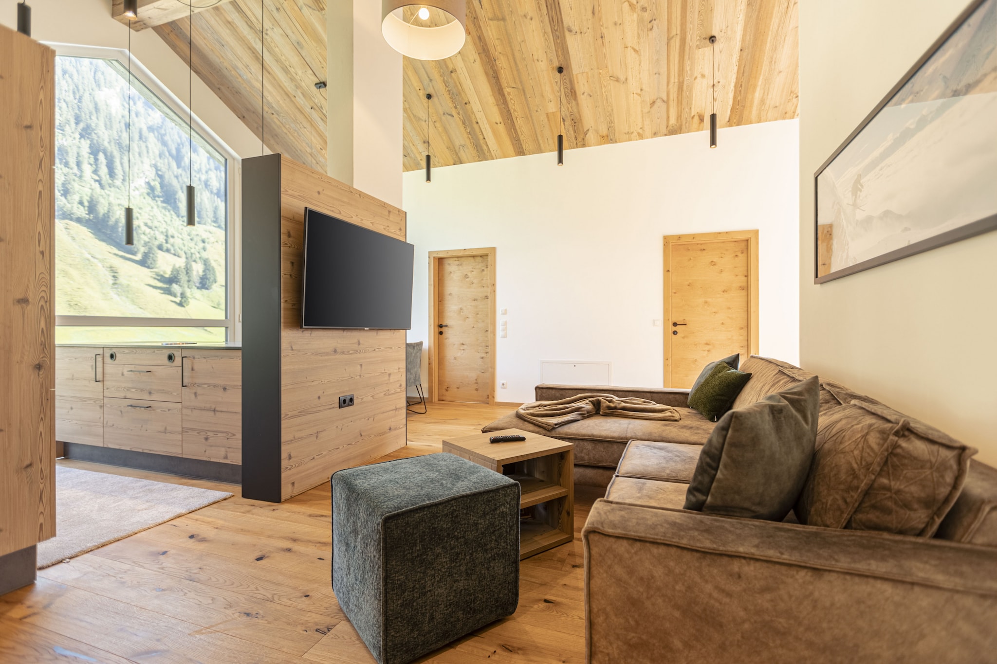 The spacious 83 m² penthouse at Carpe Solem Rauris accommodates up to 8 guests. It features 3 cozy bedrooms, 2 bathrooms with showers, and a balcony for enjoying the fresh alpine air. The highlight of the penthouse is the private rooftop terrace with an exclusive sauna, perfect for unwinding after a day of outdoor adventures. The bedrooms are furnished with comfortable double beds, and a double sofa bed provides extra sleeping space. The open-plan kitchen is fully equipped with cookware, a ceramic cooktop, oven, dishwasher, refrigerator with freezer, toaster, kettle, and coffee machine. A small starter kit with dishwashing tabs, detergent, sponge, trash bags, and cleaning cloths is provided upon arrival.

Located in the beautiful Rauris Valley within the Nationalpark Hohe Tauern, the penthouse is just a short distance from the Rauriser Hochalmbahnen cable car station, providing direct access to the ski slopes. Relax in the 1,000 m² wellness area with an indoor pool, panoramic saunas, and an alpine rooftop garden. The Nationalpark Sommercard (May–Oct) and Nationalpark Wintercard (Dec–Apr) are included, along with access to Restaurant Albert, a ski school, ski rental, and a sports shop.

Guests can enjoy free Wi-Fi and satellite TV. The penthouse has unique, individual decor, ensuring a personalized experience. Pets are welcome on request (for an additional fee).