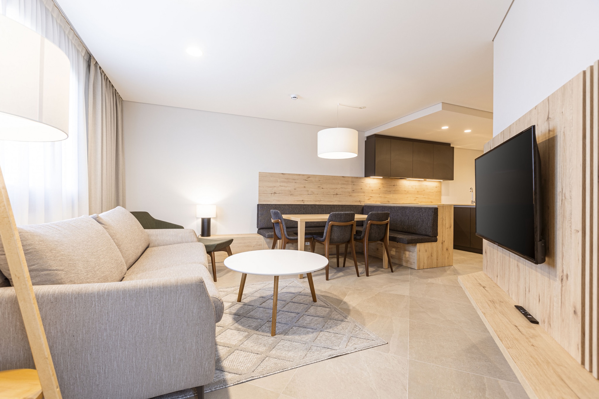 Bergresort Gerlitzen offers the ideal accommodation for your holiday. This 65 m² apartment accommodates up to 6 people and features 2 bedrooms, 1 bathroom with a shower, a separate WC, and a balcony or terrace. You’ll enjoy a restful sleep in two comfortable double beds and a double sofa bed. The spacious living area includes a cozy seating area and flat-screen TV. The open kitchen is fully equipped with cutlery, cookware, a ceramic hob, oven, dishwasher, and a fridge with freezer compartment, as well as a toaster, kettle, and coffee machine.
A small starter kit with dishwashing tablets, dish soap (sample), sponge, trash bags, cleaning cloth, and tea towel is provided on arrival.
The resort is dog-friendly (upon request, with a fee). Free Wi-Fi and satellite TV are included. All photos are sample images, as each apartment is uniquely furnished.
Located on Gerlitzen Alpe, Villach-Ossiacher See, Carinthia, Bergresort Gerlitzen offers Ski-in/Ski-out access, a wellness area with a sauna, steam bath, and indoor pool, and a restaurant. Breakfast is included (only in winter).