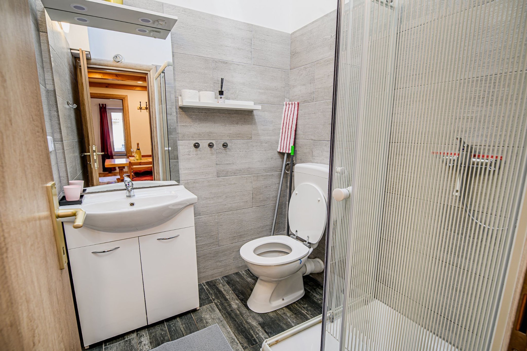 Sleek and Stylish Umag Apartments with Sea View - Comfort Two Bedroom Apartment with Terrace (owner 3)-Badezimmer