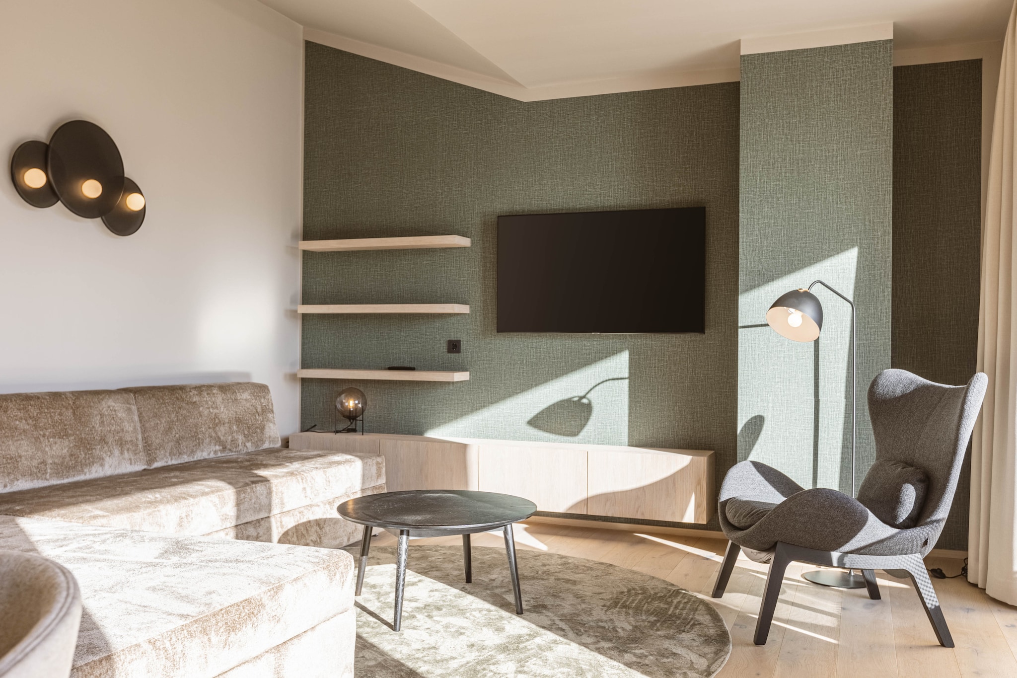 The spacious 107 m² penthouse accommodates up to 8 guests, offering 3 bedrooms with double beds, an additional double sofa bed in the living room, 2 bathrooms with showers, 2 separate toilets, and a large 40 m² terrace for outdoor enjoyment. The open-plan kitchen is fully equipped with all necessary utensils and cookware, a ceramic hob, microwave with baking function, dishwasher, fridge with freezer, toaster, kettle, and coffee machine. A small starter kit with dishwashing tabs, dishwashing liquid (sample), sponge, trash bags, cleaning, and dish towels is provided upon arrival.

Free WiFi and satellite TV are included for your entertainment. Each apartment comes with a designated parking space in the underground garage, ensuring convenience and security during your stay. All units are individually decorated to offer a unique and personalized experience.

Located in Oberndorf near St. Johann in the Kitzbühel Alps, the Kitzbühel Suites Oberndorf offer a wellness area with saunas and free access to the Badewelten swimming pools in St. Johann in Tirol. A guest card is also included, offering discounts and perks at local attractions.