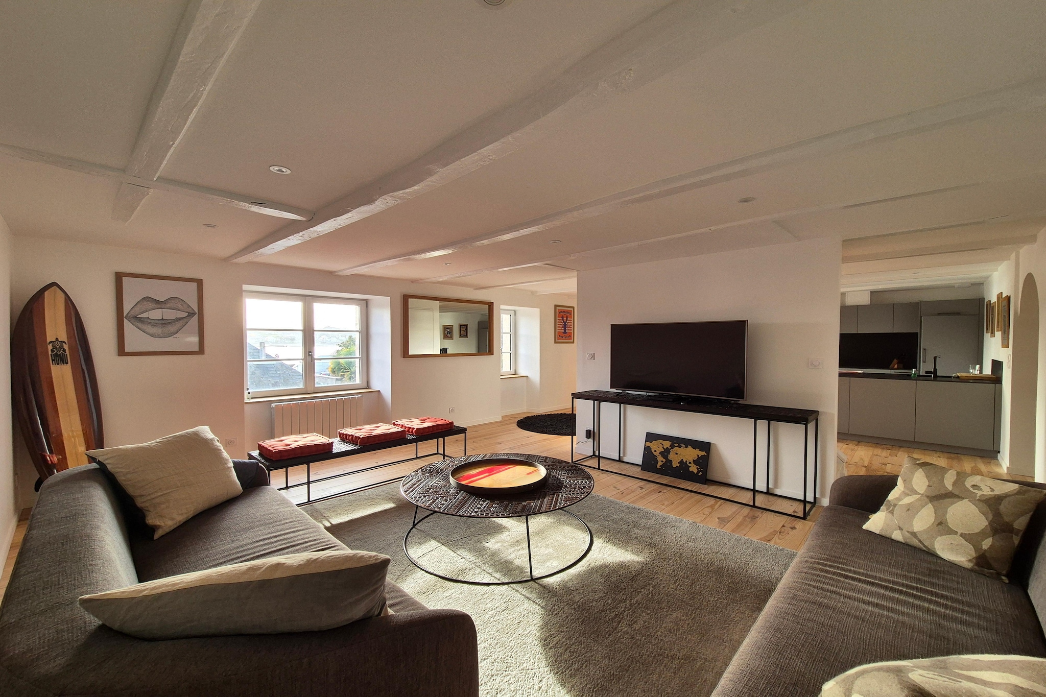 Just 100 m from a charming sandy beach, this Breton vacation apartment, with living spaces on the 1st and 2nd floors, offers an ideal location for your Breton vacation.
The seaside resort of Erquy, on the Côte d'Émeraude, offers superb beaches, but gourmets know it above all for its port and its delicious scallops. All around are many attractive destinations, such as the impressive Cap Fréhel and the corsair city of Saint-Malo.