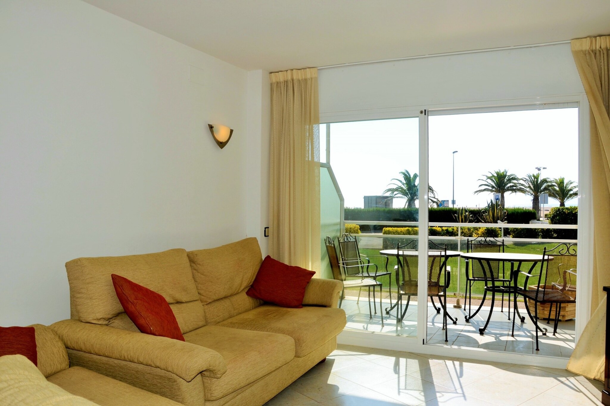 This fully equipped beachfront apartment in Estartit offers three bedrooms and accommodates six guests, providing a homely and comfortable stay. Nestled in a family friendly area next to the sea, it features a private garden, a 9 m² terrace with outdoor furniture, and open air parking in the same building. Guests will enjoy Wi-Fi, air conditioning throughout the house, a heat pump, a washing machine, an iron, and a TV for added convenience.
The apartment is ideally located just 25 m from the sandy beach, 150 m from a supermarket, and 200 m from the city center, ensuring easy access to essentials and local attractions. Empordà Golf Club is 9 km away, while Flaçà train station (35 km) and Girona Costa Brava Airport (55 km) provide seamless travel connections.
The modern open plan kitchen, equipped with electric appliances, includes a refrigerator, oven, microwave, freezer, and dishwasher. Additional amenities such as dishes, cutlery, kitchen utensils, a coffee machine, and a toaster ensure a hassle free stay.