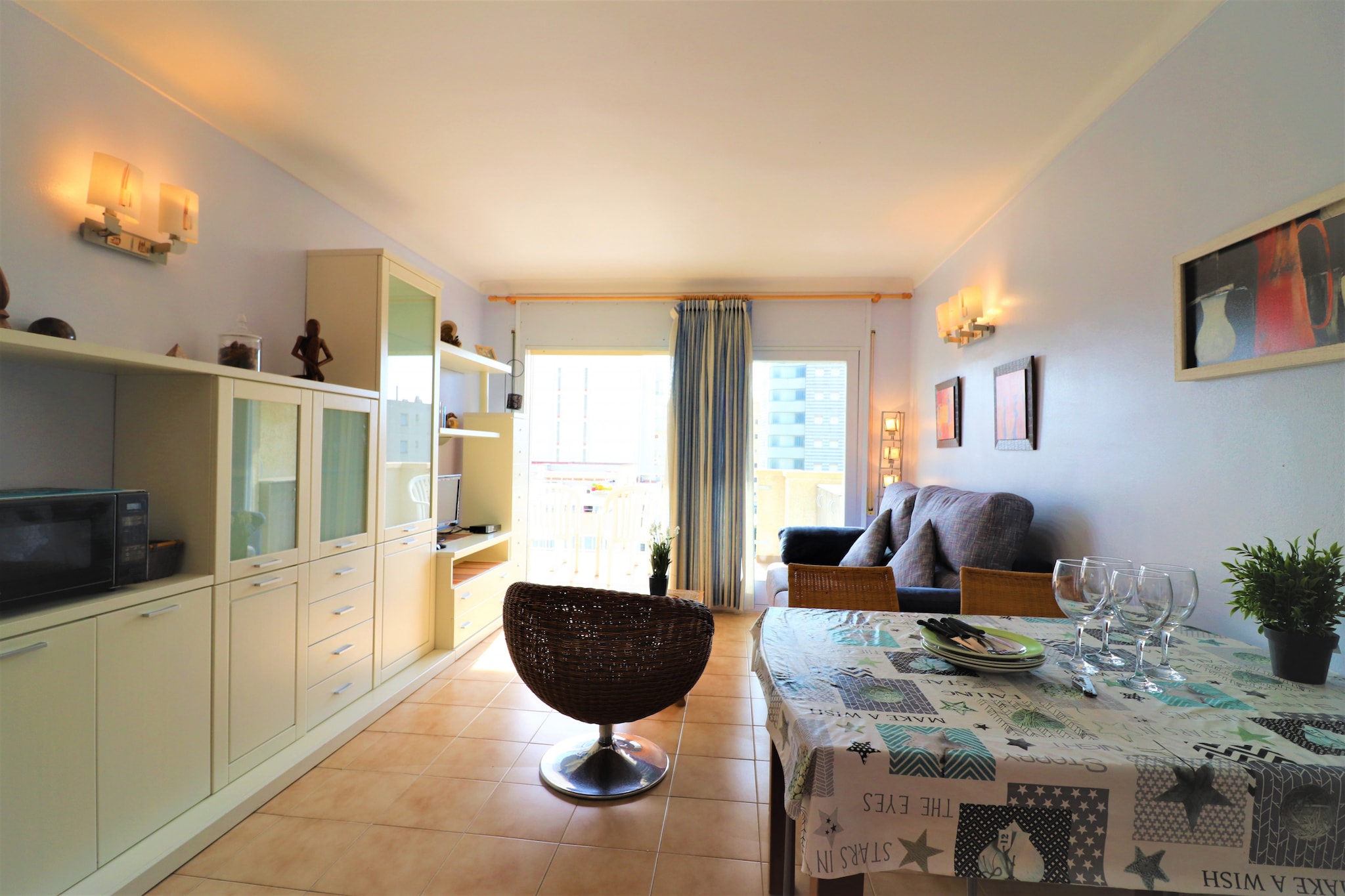 DELTA 4 2 Roses-Living room