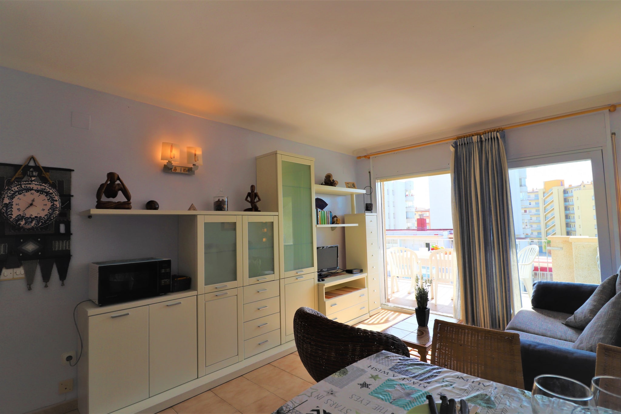 DELTA 4 2 Roses-Living room