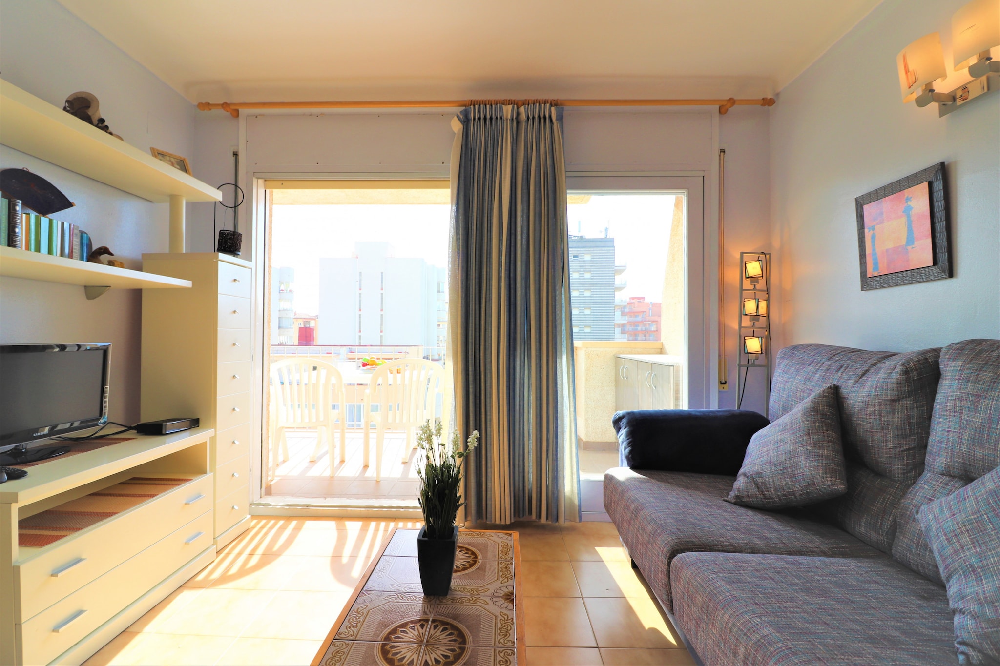 DELTA 4 2 Roses-Living room