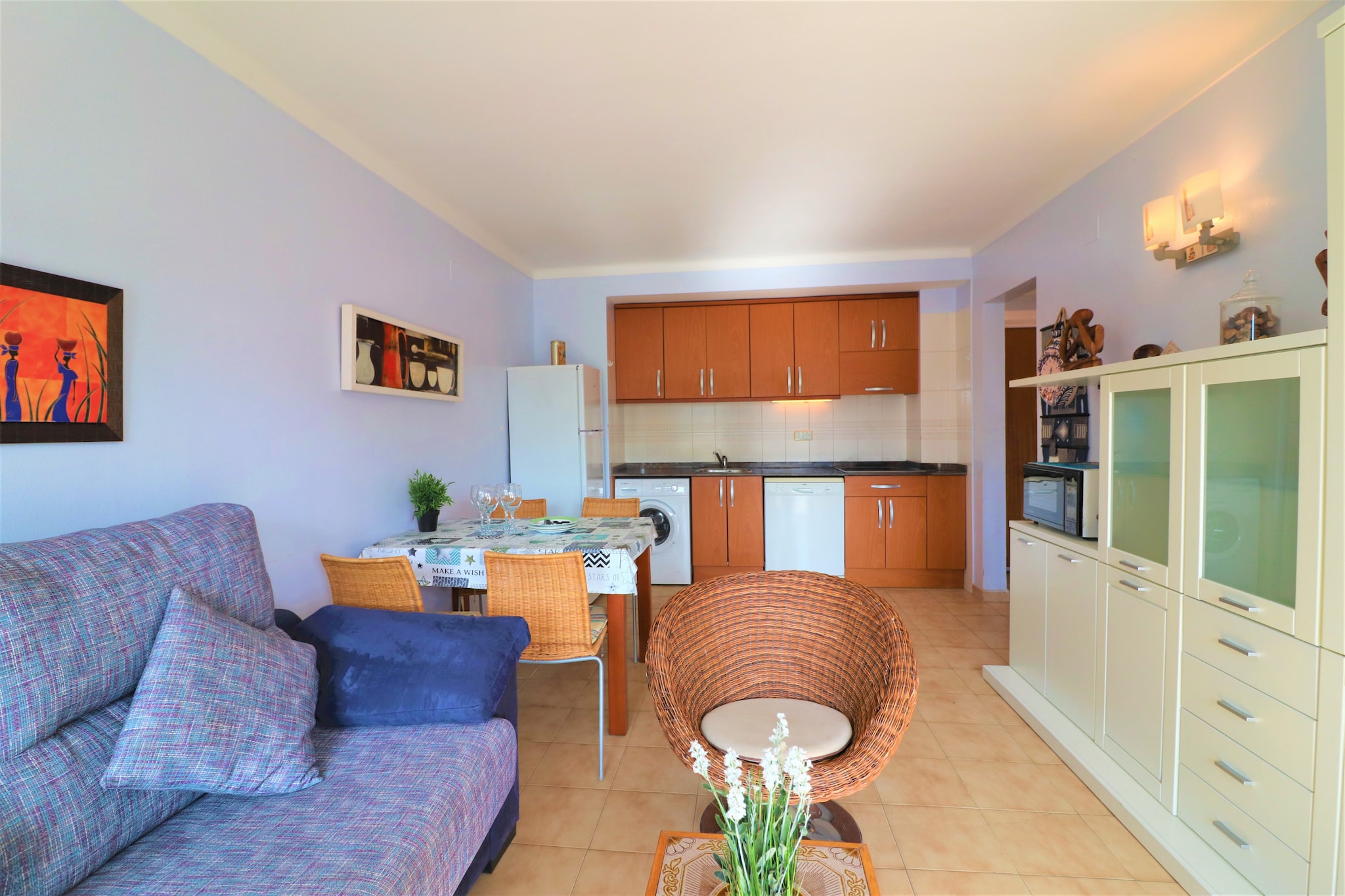 DELTA 4 2 Roses-Living room