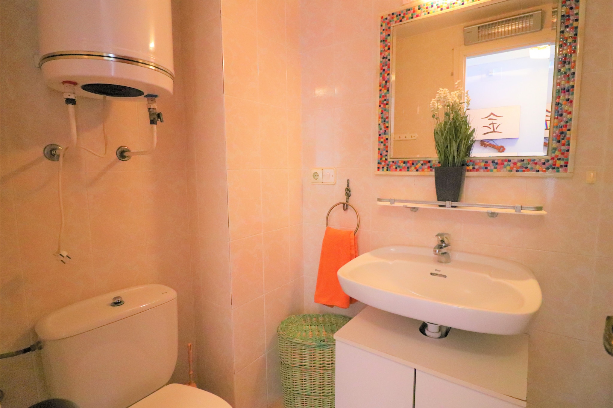DELTA 4 2 Roses-Bathroom