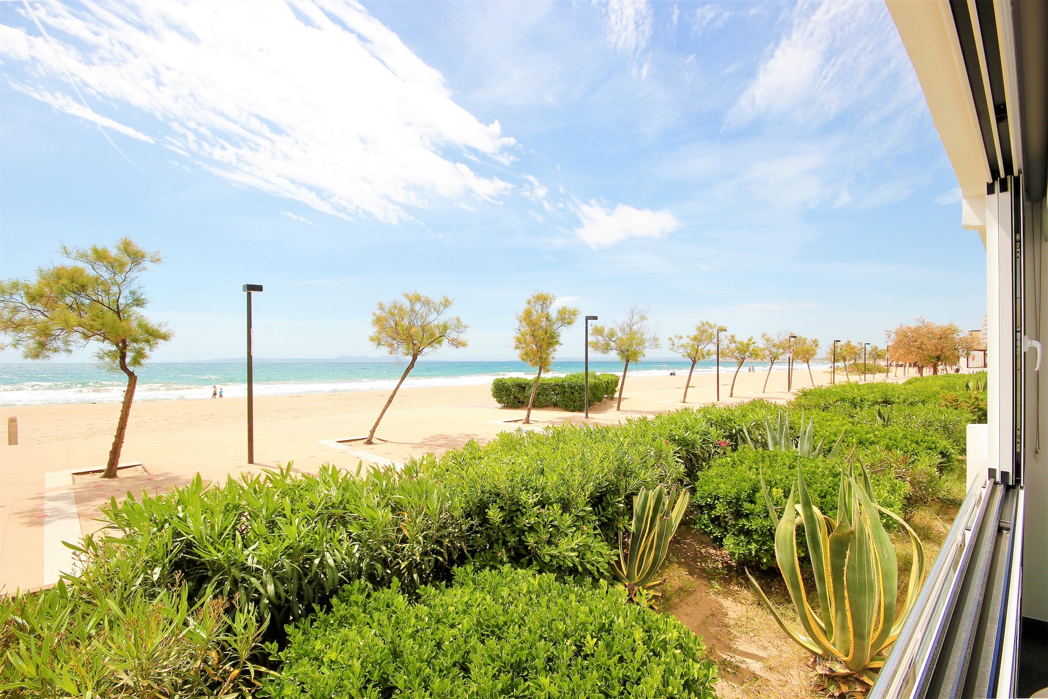 RESIDENCE DE LA PLAGE BJS 3 Roses-View summer